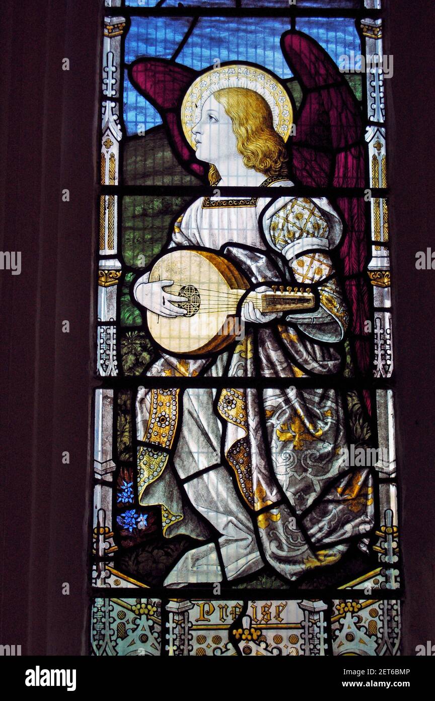 Fenêtre en vitraux de style victorien représentant un ange jouant le luth. Une fenêtre historique, de plus de 100 ans, exposée au public à Sainte-Marie-Madeleine A. Banque D'Images