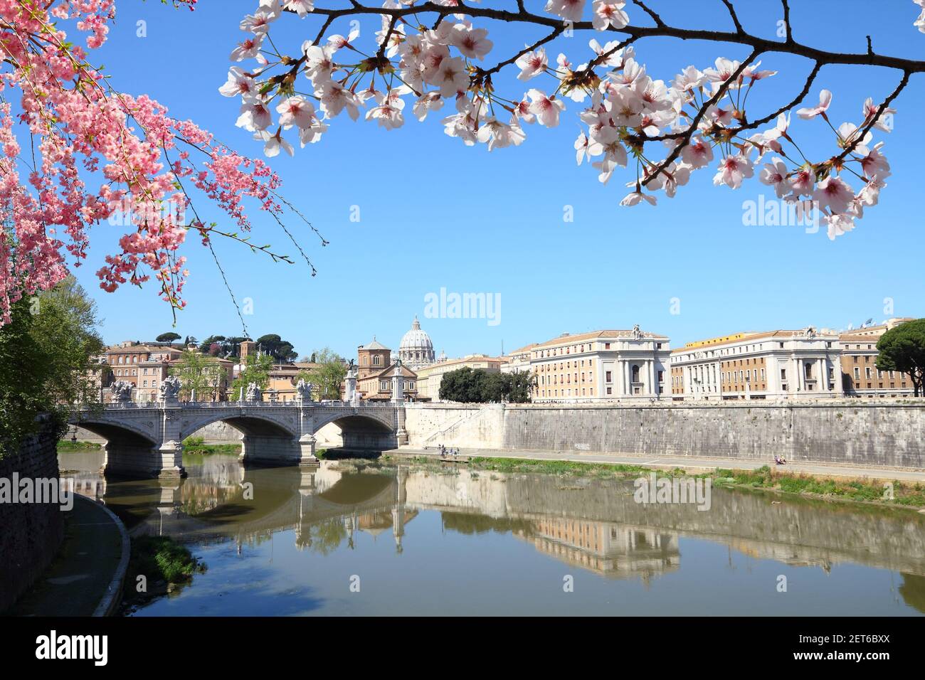Printemps à Rome, Italie. La rivière Tevere et le Vatican en arrière-plan (basilique Saint-Pierre). Banque D'Images