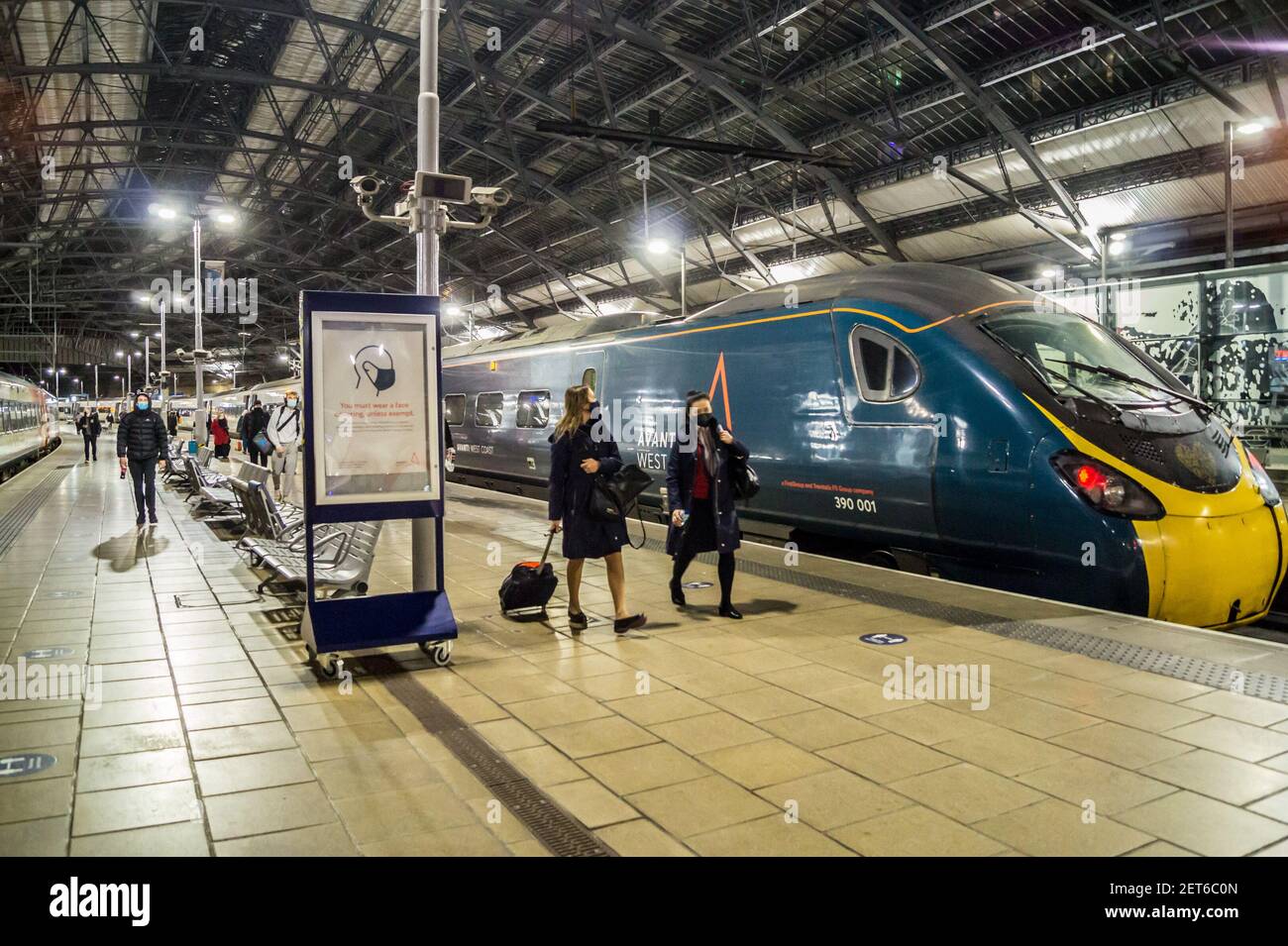 Passagers quittant le service de pointe Avanti West Coast en masques faciaux pendant une pandémie de coronavirus, Lime Street Station Liverpool, Angleterre, capacité de 5 % Banque D'Images