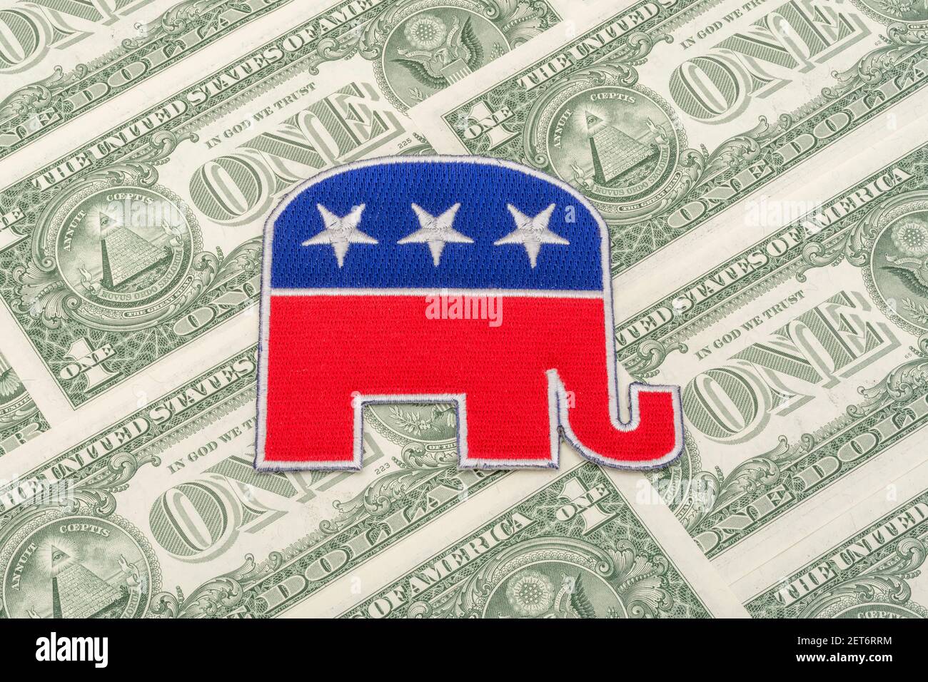 Badge de logo éléphant républicain GOP avec billets de 1 dollar US. Pour les collectes de fonds politiques et les fonds de campagne républicains aux États-Unis, les petits donateurs de dollars. Banque D'Images