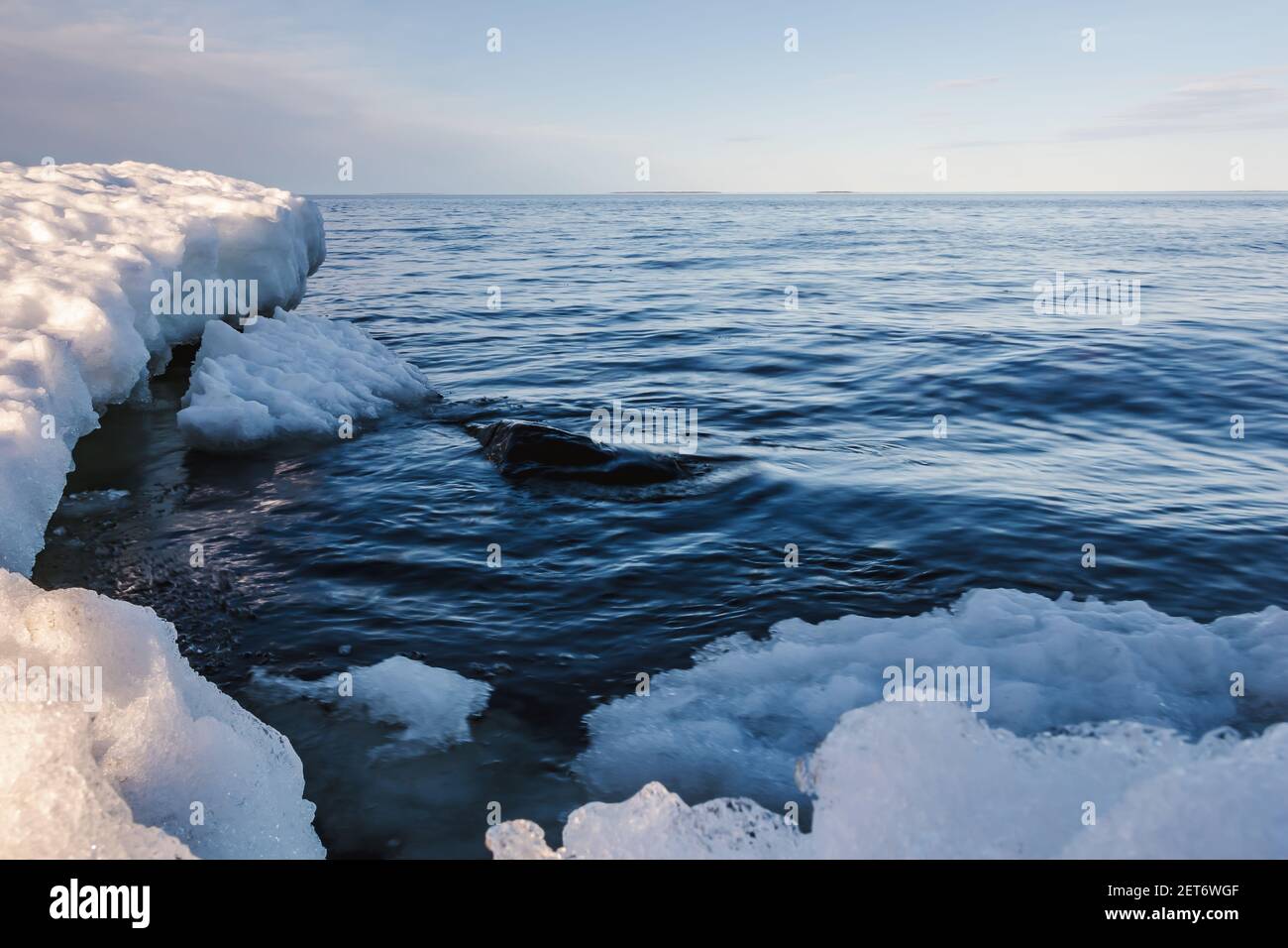 Mer Baltique suédoise avec neige et glace fin février 2021 à l'approche du printemps. Banque D'Images