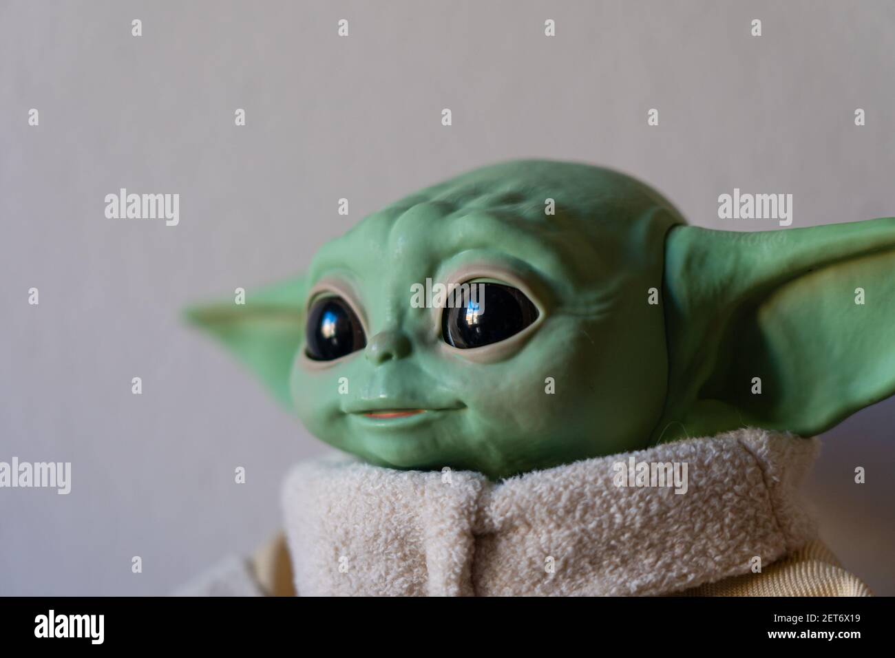 DÉCEMBRE 2020: L'enfant ou le bébé Yoda, personnage fictif de la série télévisée le Mandalaorien. Banque D'Images