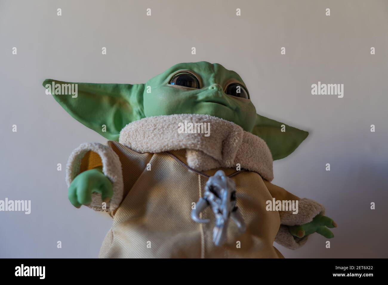 DÉCEMBRE 2020: L'enfant ou le bébé Yoda, personnage fictif de la série télévisée le Mandalaorien. Banque D'Images