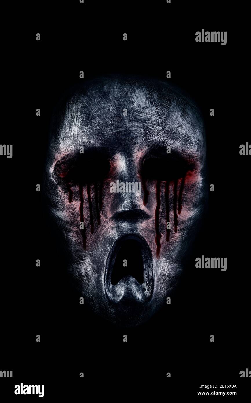 Tête fantôme effrayante et sanglante isolée sur fond noir Banque D'Images