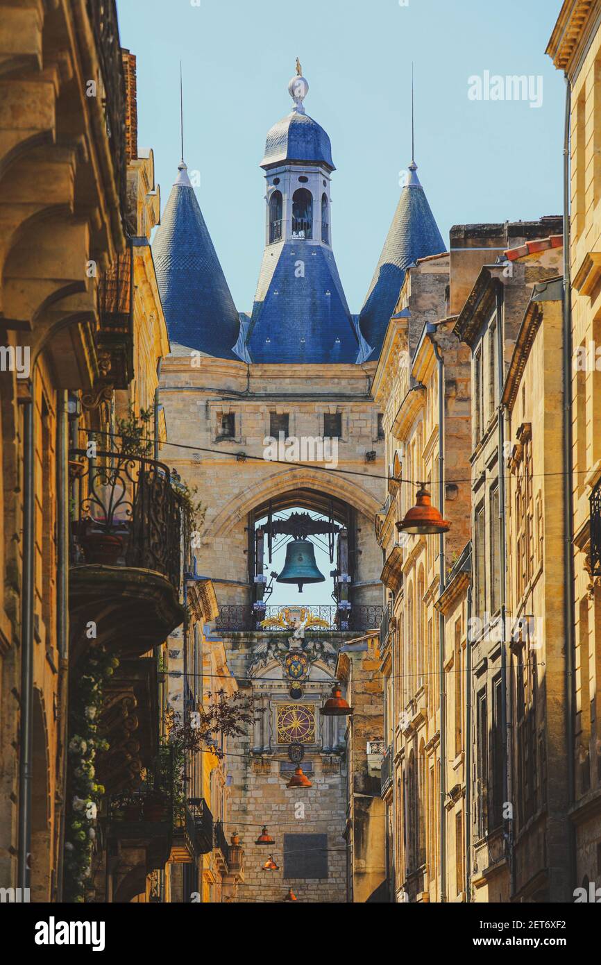 Vue sur la rue de la vieille ville de bordeaux, France, bâtiments typiques de la région, partie du patrimoine mondial de l'unesco Banque D'Images