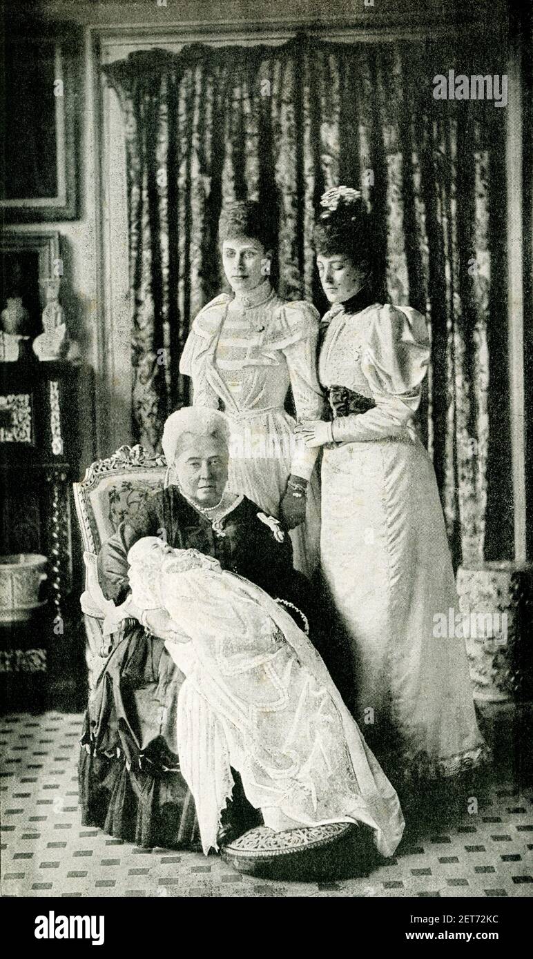 Ces images montrent sa majesté la reine Victoria avec le bébé prince et la princesse Alexandra du pays de Galles (épouse du fils de la reine Victoria Edward qui est devenu Édouard VII) et la duchesse de York (épouse du duc de York qui est devenu le roi George V et la reine Mary). Banque D'Images