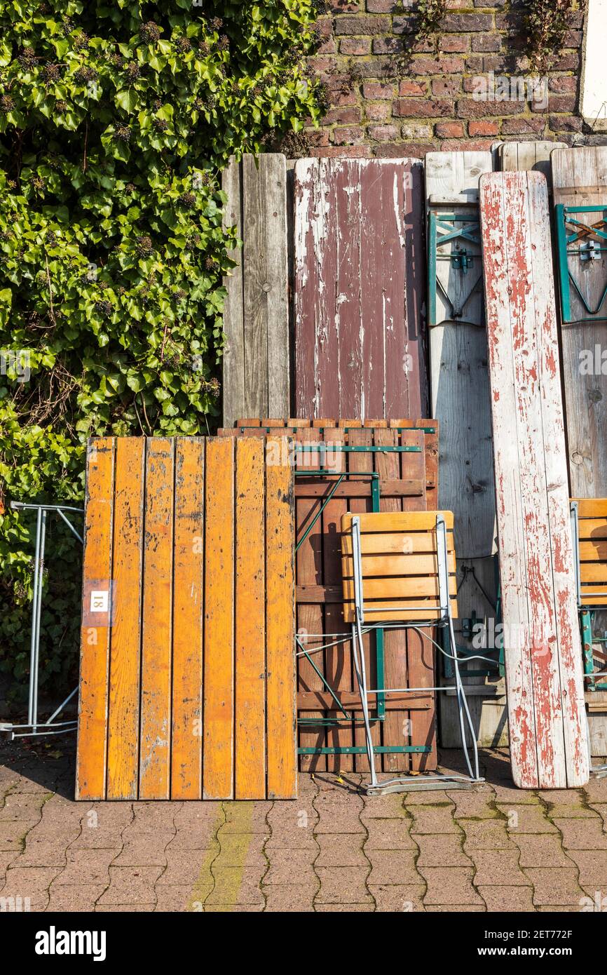Les tables et les chaises sont empilées à l'extérieur d'un restaurant pendant le confinement au milieu de la pandémie de Corona, à Ruhrort, à Duisburg, en Allemagne Banque D'Images
