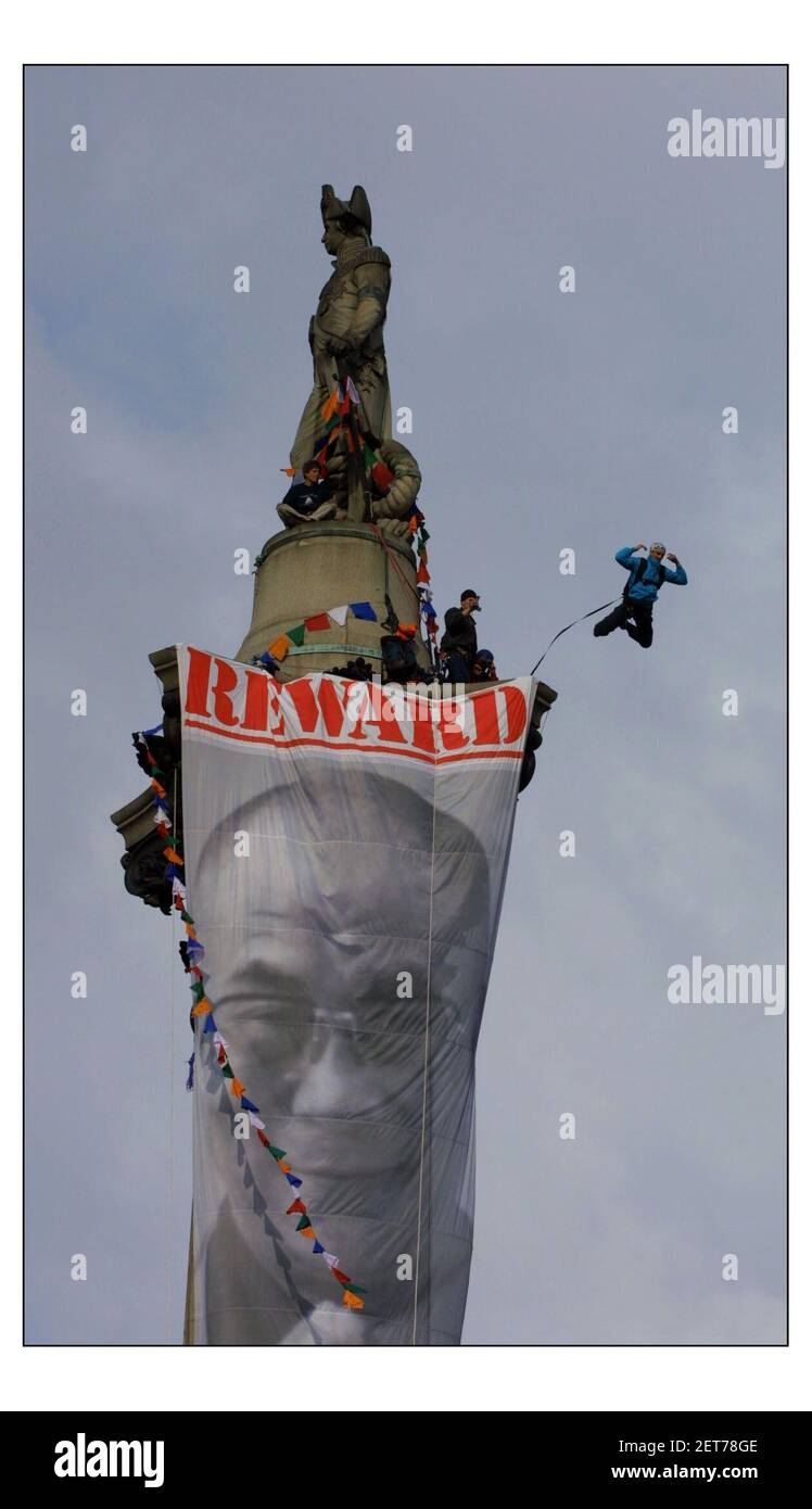 RÉCOMPENSEZ le DALAÏ LAMA... dans les premières heures de ce matin, Gary Connery est devenu le premier homme à descendre de la colonne de Nelsons de 120 pieds à Trafalgar Square, L'événement promu par "agir pour le Tibet" a été de mettre en évidence les événements au Tibet et de soutenir la position du Dalaï Lamas résistant à la présence chinoise au Tibet.à pic David Sandison 9/5/2003 Banque D'Images