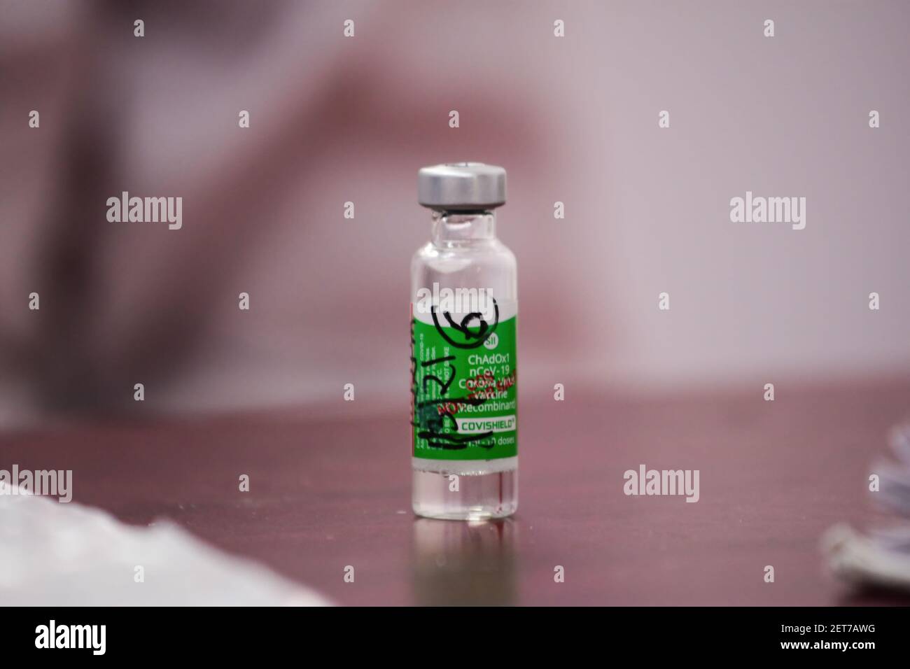 Flacon de vaccin contre le coronavirus Covishield vu à l'hôpital Rajiv Gandhi Super Specialty. L'Inde commence la phase 2 de la vaccination du coronavirus conduire l'inoculation de plus de 60 ans à l'hôpital Rajiv Gandhi Super Specialty de New Delhi, ouvrant les inscriptions pour les personnes de plus de 60 ans et les personnes de 45 ans dans la deuxième phase de la campagne d'inoculation qui a commencé le 16 janvier. Banque D'Images