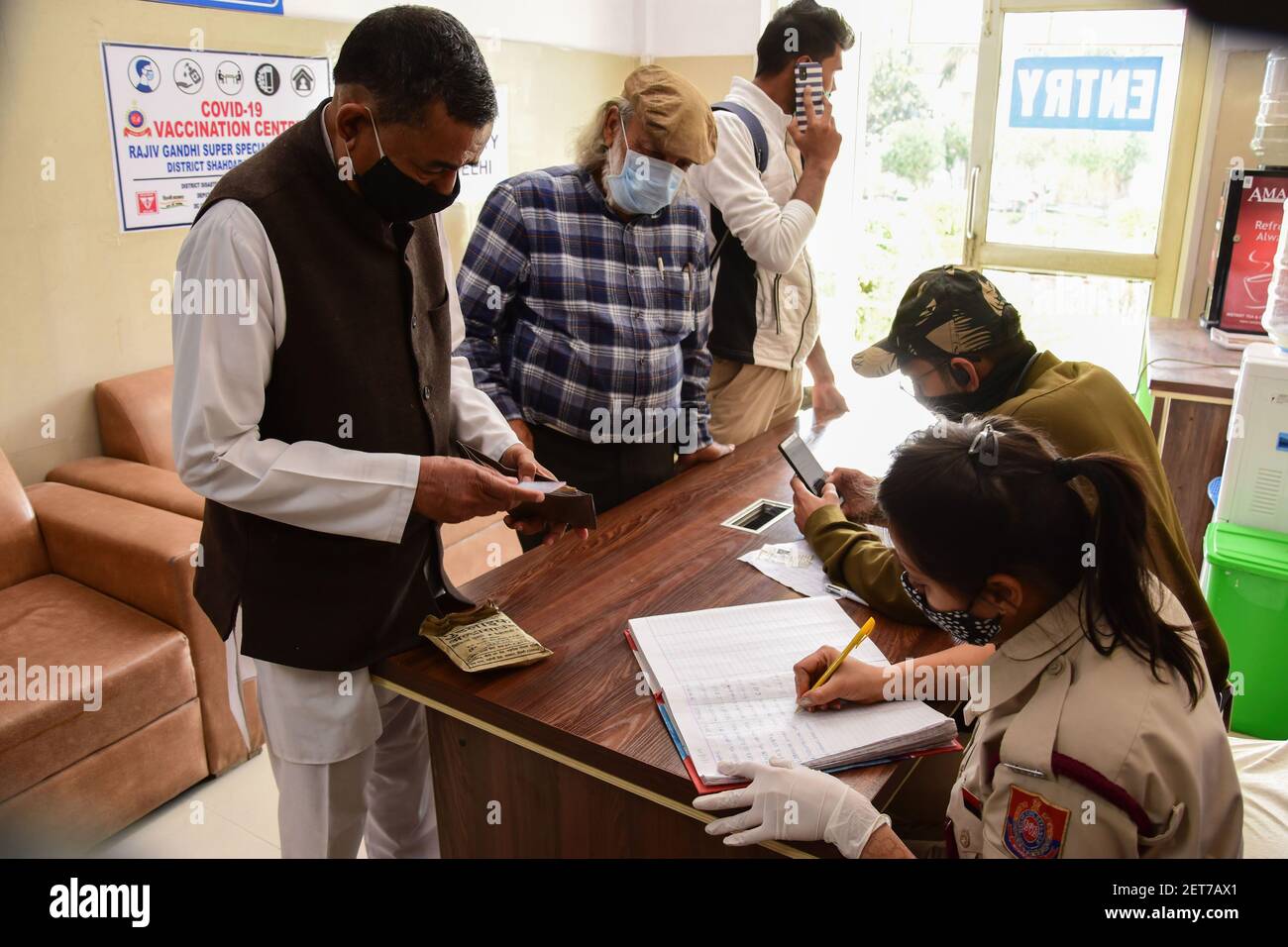 Les gens se rassemblent pour s'inscrire avant de recevoir la première dose du vaccin contre le coronavirus Covid-19 à l'hôpital Rajiv Gandhi Super Specialty. L'Inde commence la phase 2 de la vaccination du coronavirus conduire l'inoculation de plus de 60 ans à l'hôpital Rajiv Gandhi Super Specialty de New Delhi, ouvrant les inscriptions pour les personnes de plus de 60 ans et les personnes de 45 ans dans la deuxième phase de la campagne d'inoculation qui a commencé le 16 janvier. Banque D'Images