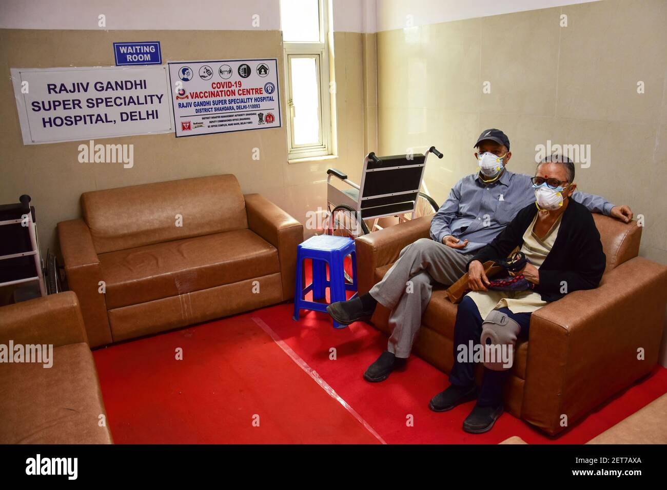 Les personnes âgées attendent de recevoir le vaccin Covishield à l'hôpital Rajiv Gandhi Super Specialty. L'Inde commence la phase 2 de la vaccination du coronavirus conduire l'inoculation de plus de 60 ans à l'hôpital Rajiv Gandhi Super Specialty de New Delhi, ouvrant les inscriptions pour les personnes de plus de 60 ans et les personnes de 45 ans dans la deuxième phase de la campagne d'inoculation qui a commencé le 16 janvier. Banque D'Images
