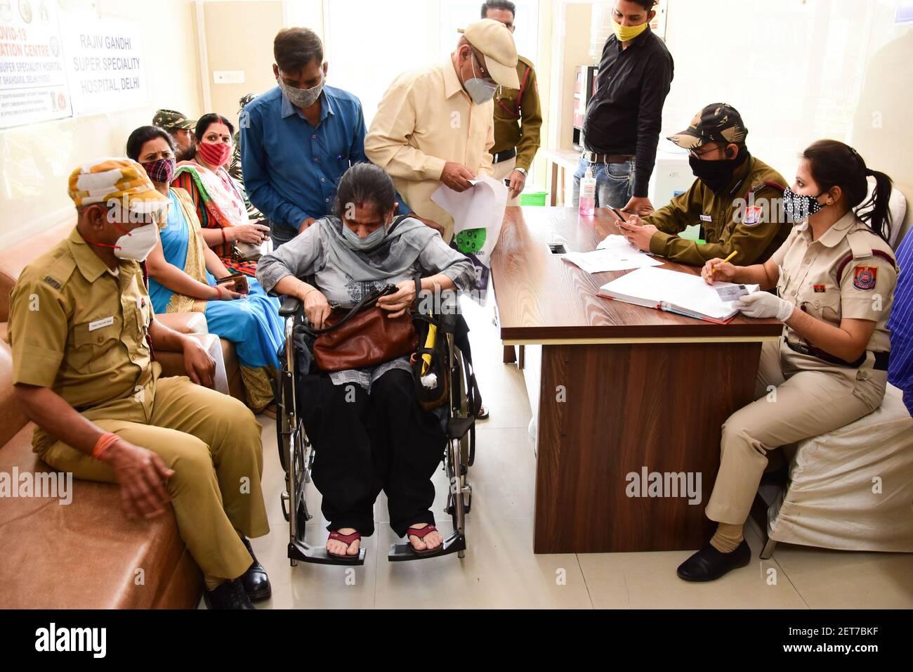 Les gens se rassemblent pour s'inscrire avant de recevoir la première dose du vaccin contre le coronavirus Covid-19 à l'hôpital Rajiv Gandhi Super Specialty. L'Inde commence la phase 2 de la vaccination du coronavirus conduire l'inoculation de plus de 60 ans à l'hôpital Rajiv Gandhi Super Specialty de New Delhi, ouvrant les inscriptions pour les personnes de plus de 60 ans et les personnes de 45 ans dans la deuxième phase de la campagne d'inoculation qui a commencé le 16 janvier. Banque D'Images