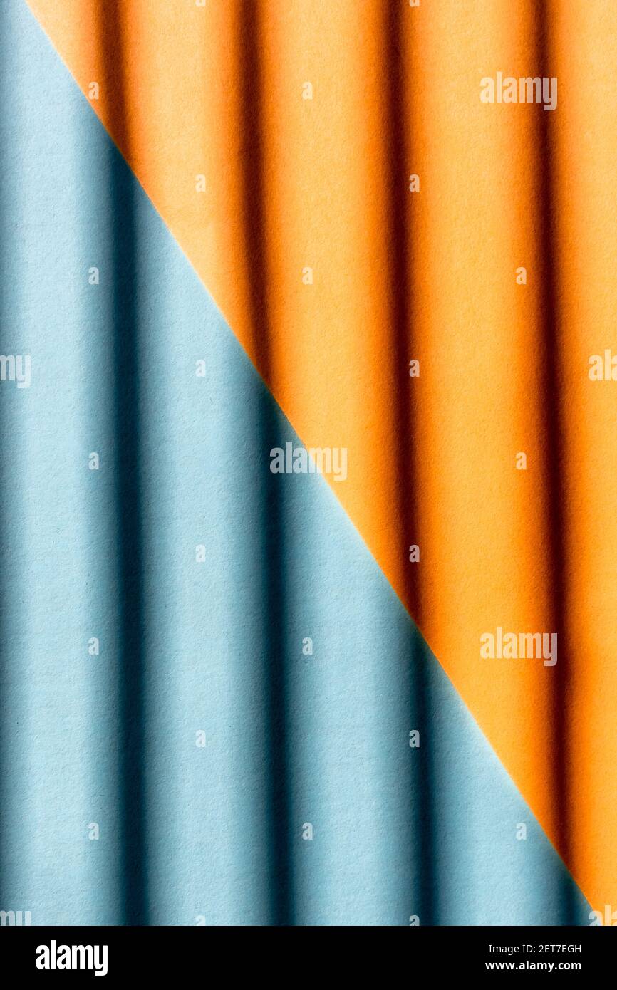 Arrière-plan abstrait de couleur orange et bleue avec des ombres courbes sur elle Banque D'Images