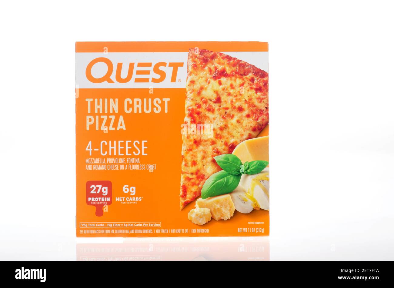 Quest Thin Crust 4-Cheese bas carb keto régime pizza boîte Banque D'Images