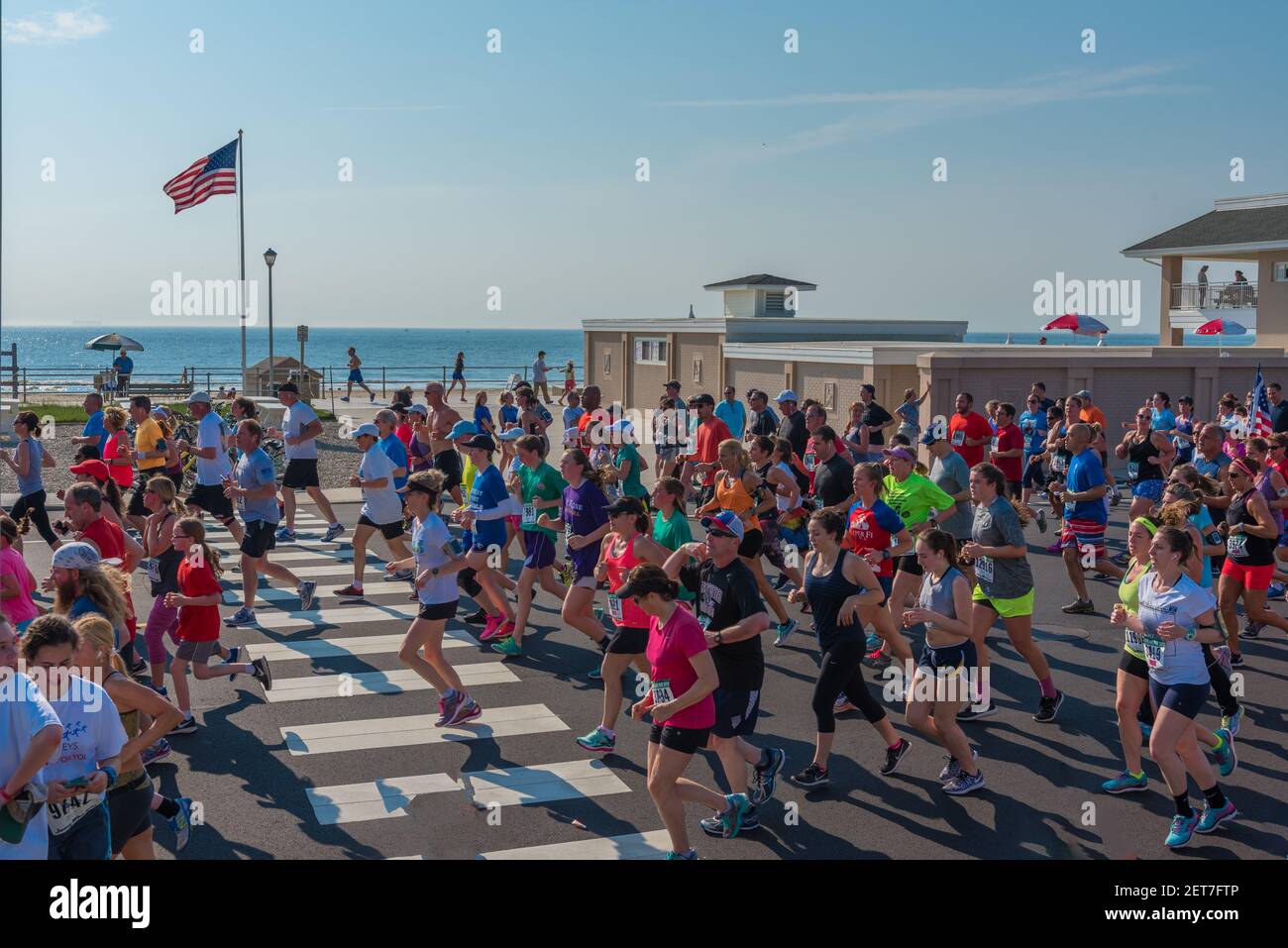 Spring Lake, NJ, États-Unis -- 28 mai 2018. Les athlètes qui exécutent la course de 5 miles de Spring Lake sur Ocean Avenue. Banque D'Images