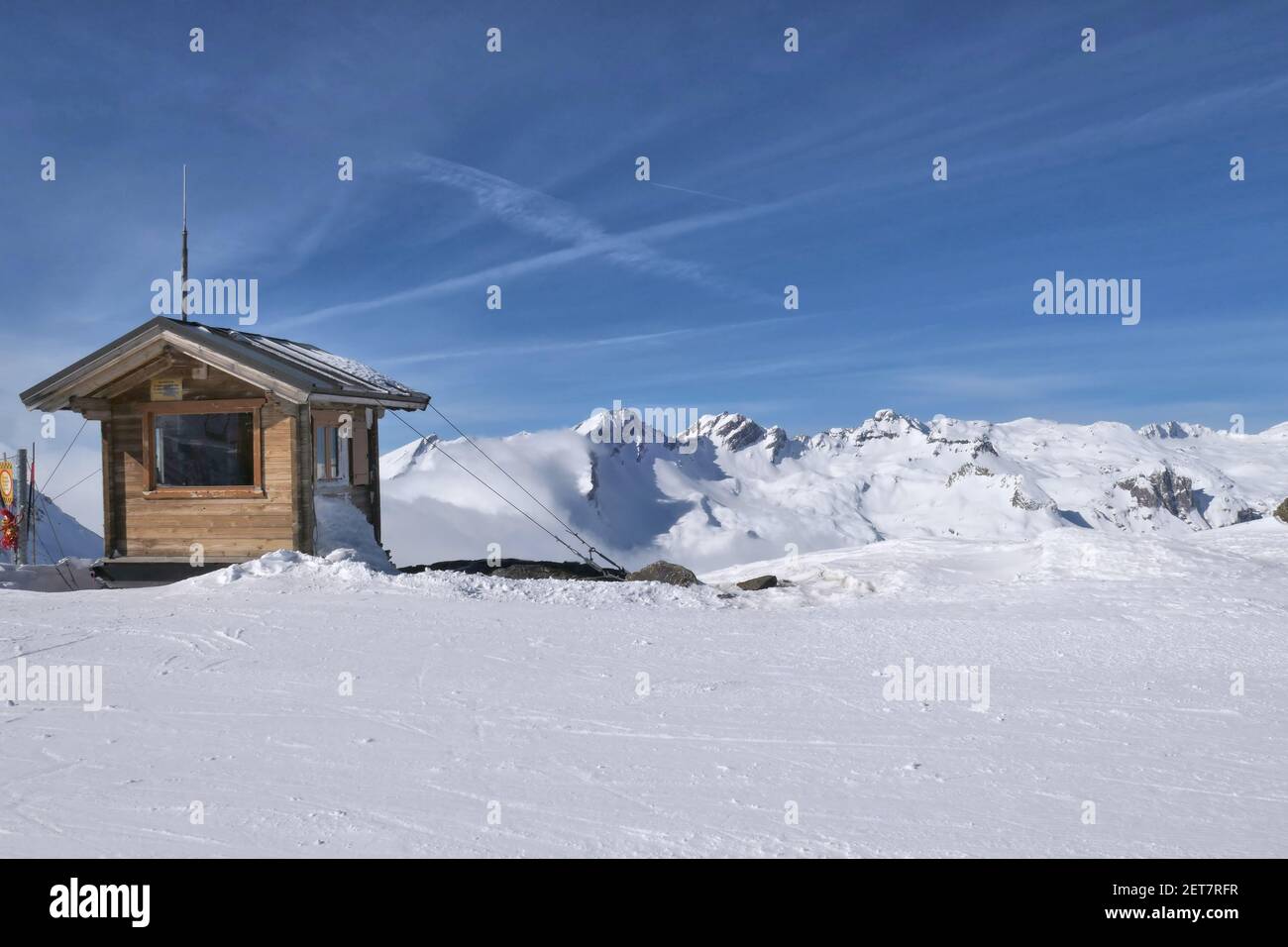 Station de ski de la Thuile, vue sur la montagne en hiver. Cabine d'entretien. Banque D'Images