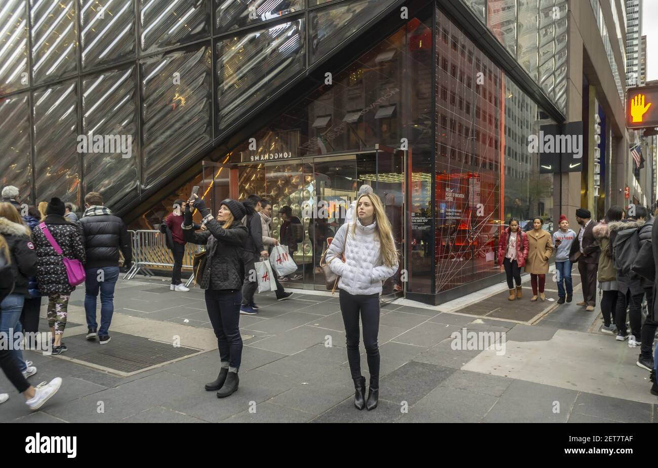 Les visiteurs et les acheteurs à l'extérieur de la nouvelle boutique phare  de Nike sur la Cinquième avenue à New York le samedi 17 novembre 2018. Nike  a enregistré des résultats financiers