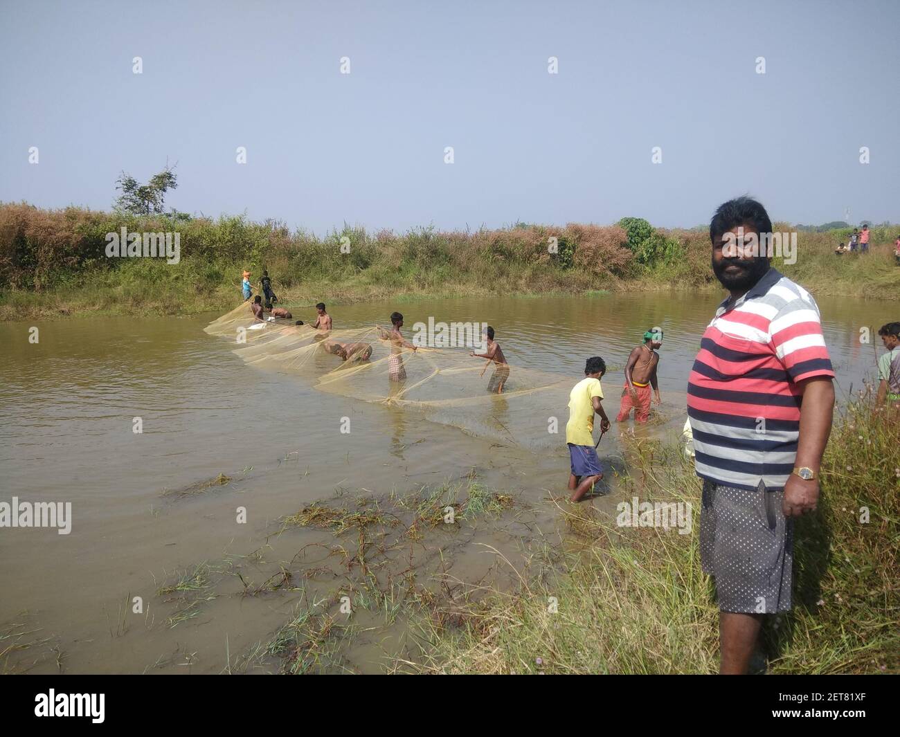 faire glisser la filets de poisson dans l'étang de pisciculture filet de poisson dans ferme piscicole hd Banque D'Images