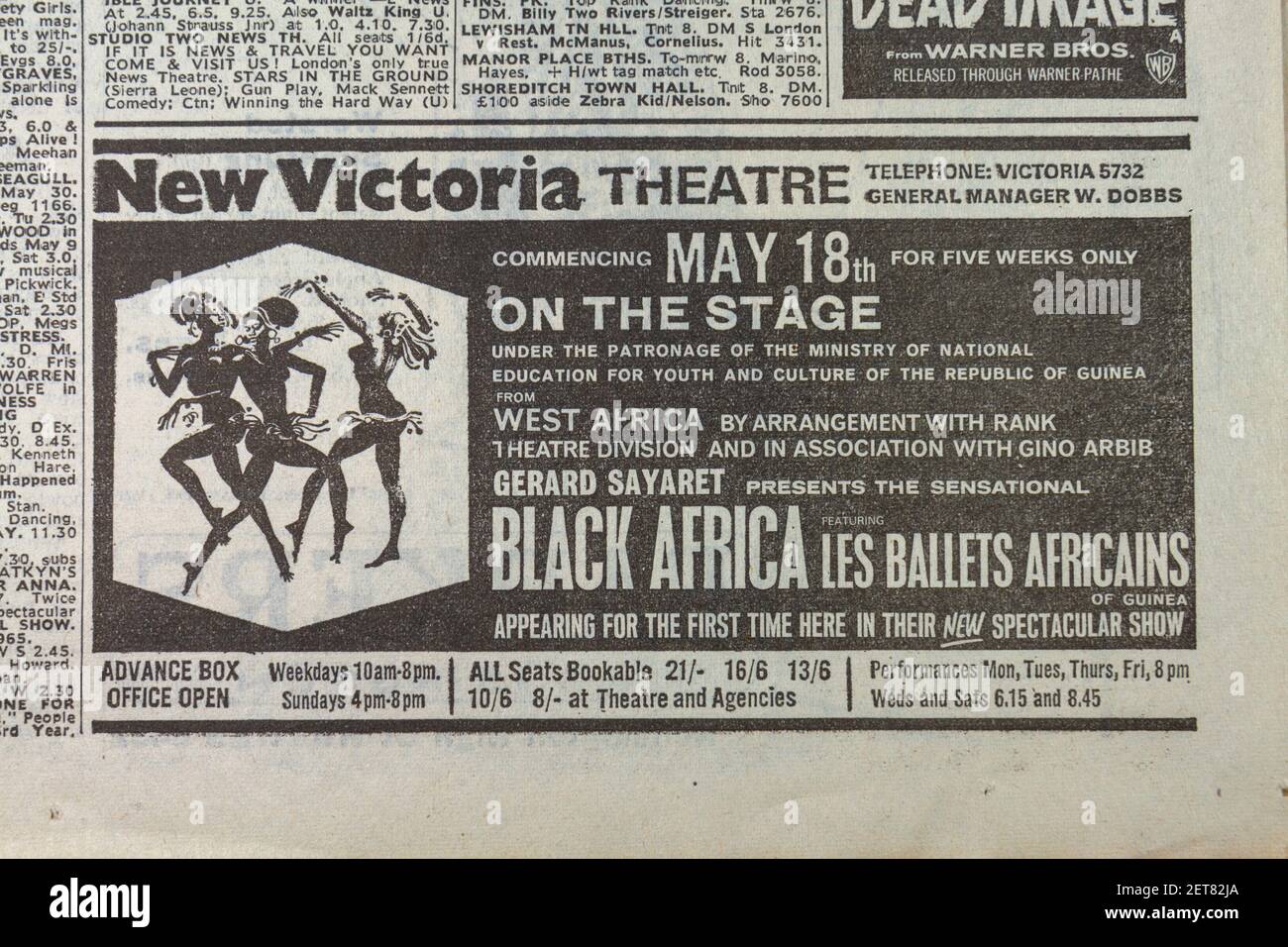 Publicité pour 'Black Africa' ('les Ballets Africaens') au New Victoria Theatre dans le Evening News Newspaper (lundi 27 avril 1964), Londres, Royaume-Uni. Banque D'Images