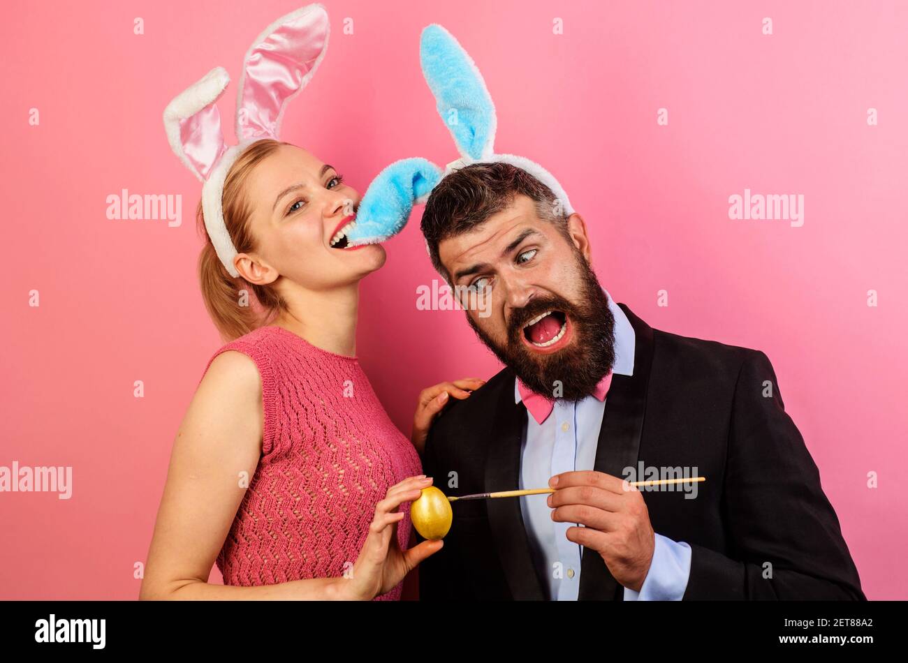 Couple peignant des œufs pour Pâques. Pâques en famille. Joyeuses vacances en famille. Banque D'Images