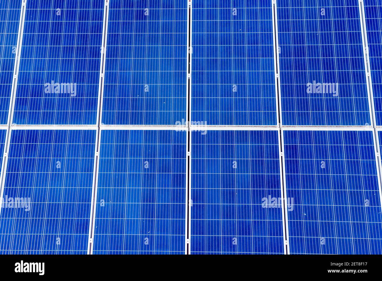 Vue aérienne des grands panneaux solaires bleus d'un bâtiment toit Banque D'Images