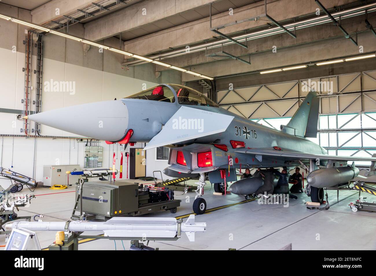 Eurofighter Typhon de la Force aérienne allemande stationné dans un abri d'avion à la base aérienne de Laage. Allemagne - 23 août 2014 Banque D'Images