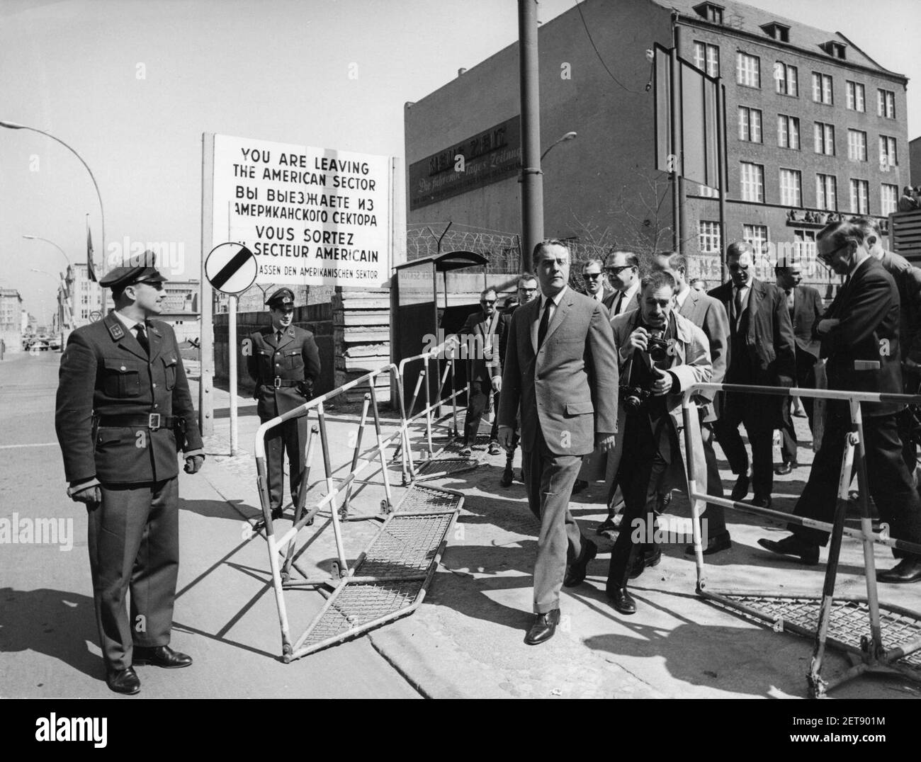 Le directeur du corps de la paix, Sargent Shriver, inspecte Checkpoint Charlie pendant son mandat Visite à Berlin le 26,1964 avril Banque D'Images