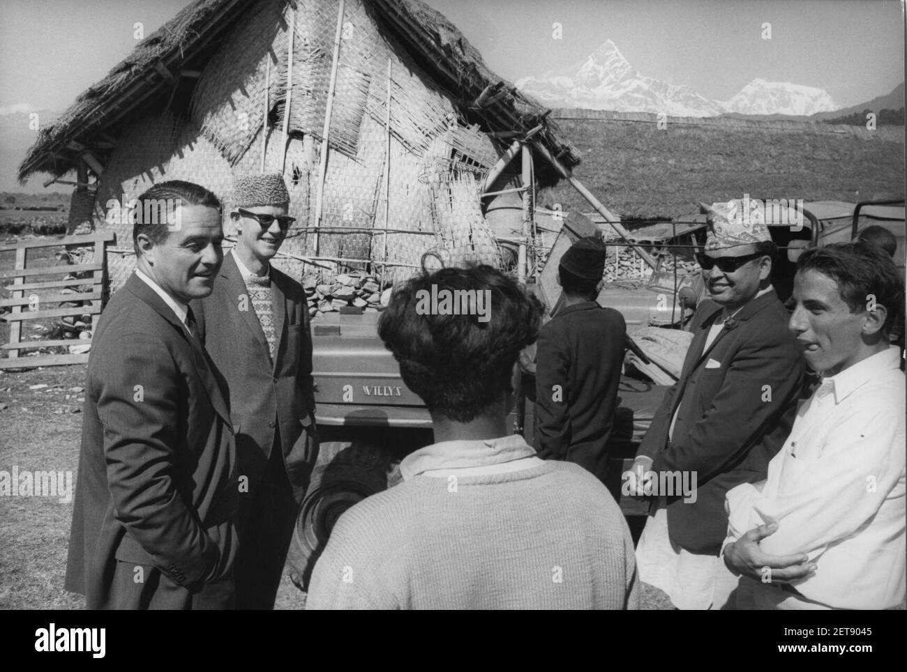 Le Directeur du corps de la paix, Sargent Shriver, visite un village au Népal en 1964 Banque D'Images
