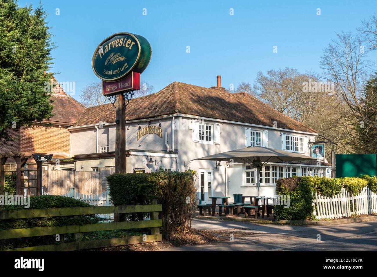 Le restaurant de la moissonneuse de Frimley Green s'appelle le King's Head Pub, Surrey, Angleterre, Royaume-Uni Banque D'Images