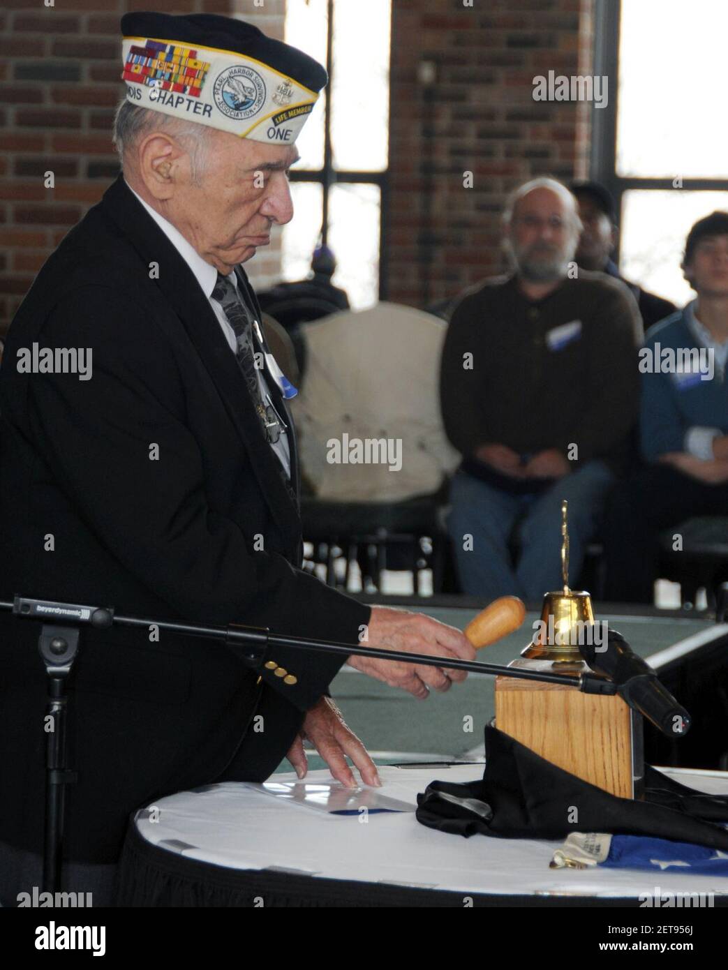 Le survivant de Pearl Harbor tient un hommage commémoratif à deux cloches pour la cérémonie Les sept marins et marins de Chicago qui ont sacrifié leur vie À bord du navire USS Banque D'Images