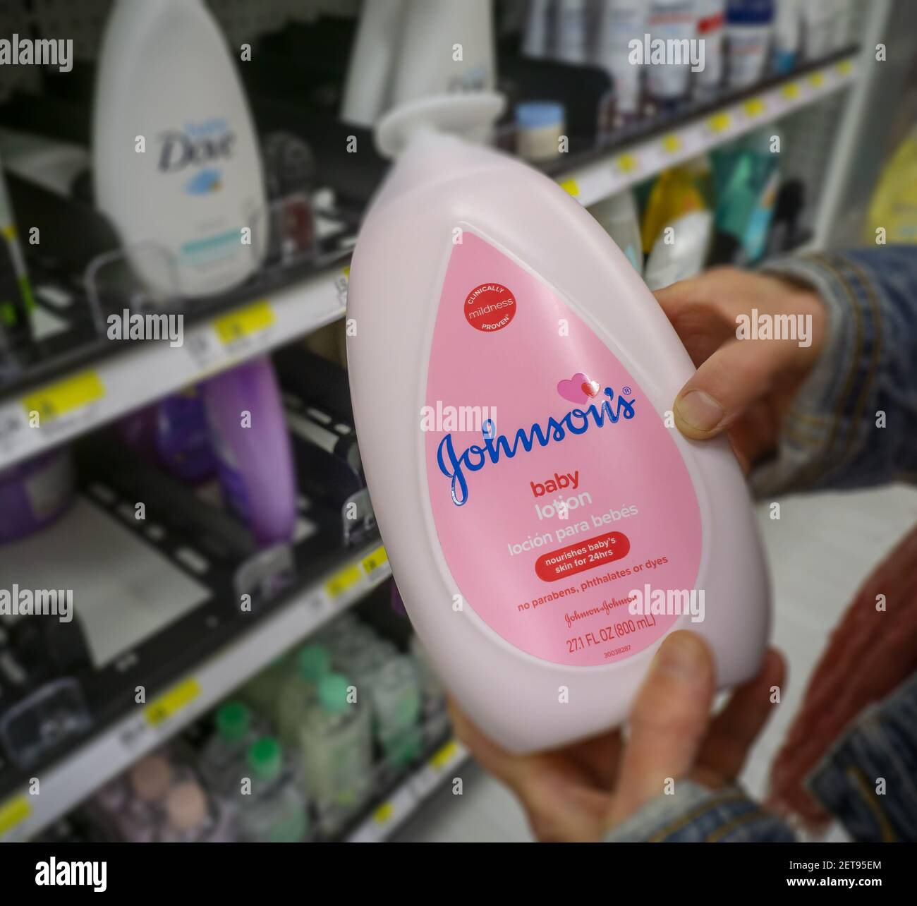 Un client a choisi une bouteille de lotion pour bébé de marque Johnson & Johnson dans une pharmacie à New York le lundi 15 octobre 2018. Johnson & Johnson a enregistré des résultats du quatrième trimestre qui ont surclassé les attentes des analystes. (Photo de Richard B. Levine) Banque D'Images