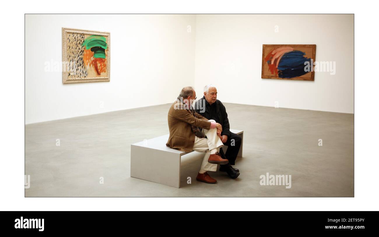 Howard Hodgkin (assis à droite, vêtements sombres) devant « artiste et modèle » à gauche et « ozone » à droite... à l'ouverture de son exposition à la Gagosian Gallery de Londonphotographie par David Sandison l'indépendant 3/4/2008 Banque D'Images