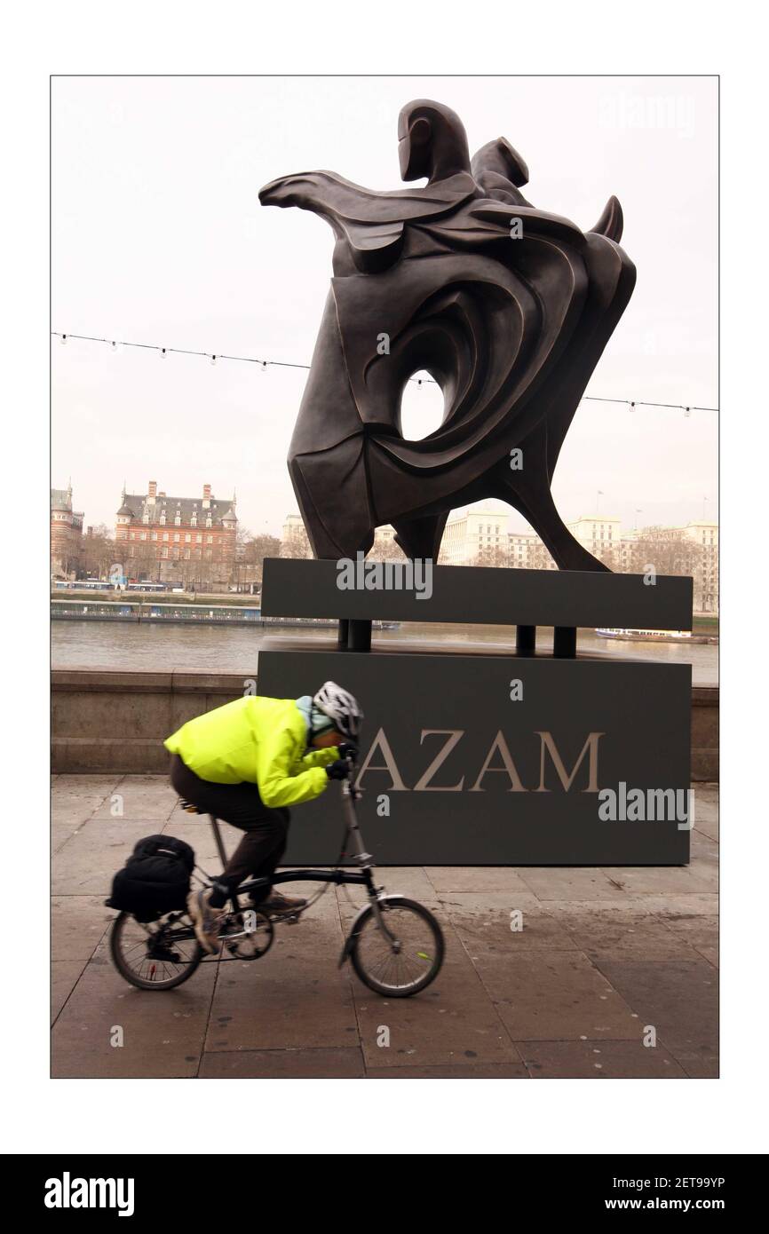 Nouvelle sculpture majeure révélée... Nasser Azam, l'artiste en résidence de la galerie County Hall a révélé sa nouvelle sculpture, la danse à l'extérieur de la galerie sur la rive sud de Londres. Photo de David Sandison l'indépendant Banque D'Images