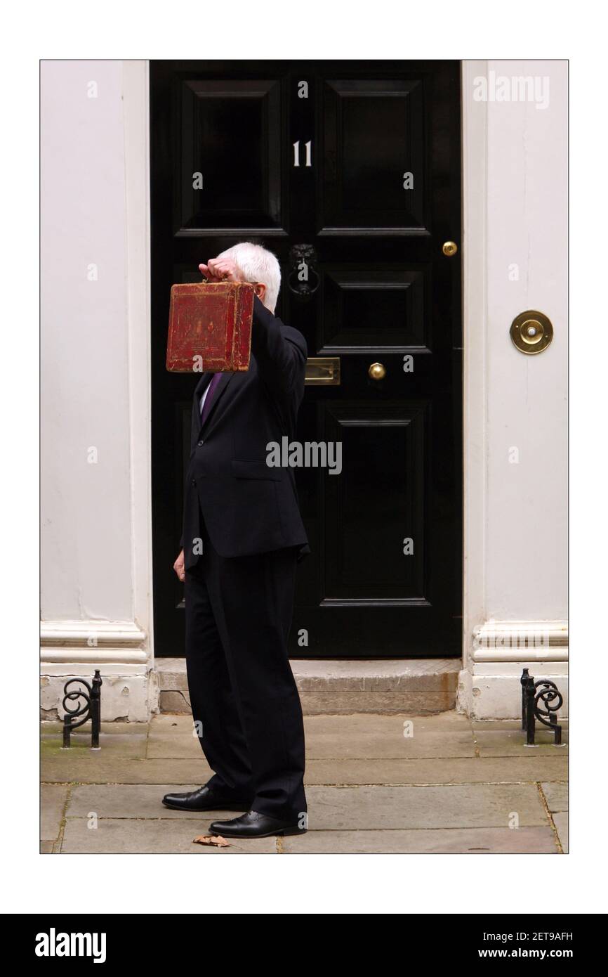 Le chancelier de l'Échiquier Alistair Darling tient la case rouge devant le numéro 11 Downing Street. Le chancelier présente son premier budget après avoir pris le relais de Gordon Brown en 2007.photo de David Sandison The Independent Banque D'Images