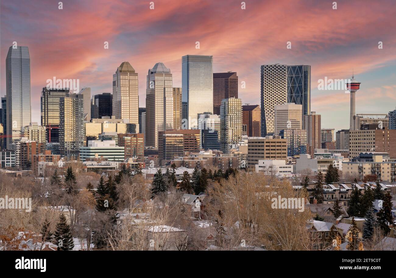 Calgary Alberta Canada, février 15 2021 : le lever du soleil au centre-ville Paysage urbain des édifices à bureaux et des points de repère dans une ville canadienne. Banque D'Images
