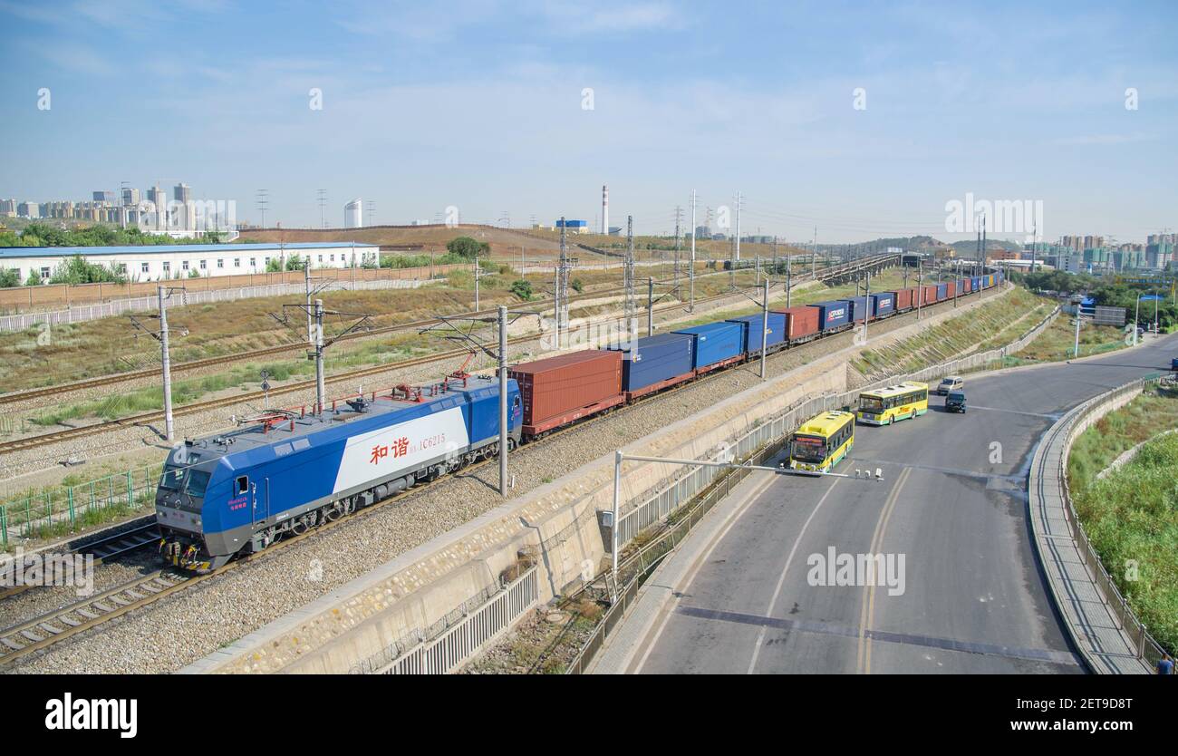 Un train à conteneurs qui relie la Chine et l'Europe circule sur le chemin de fer Lanxin lors de l'initiative « une ceinture, une route » à Urumqi, dans la région autonome du Xinjiang, dans le nord-ouest de la Chine, le 23 juillet 2018. (Photo de Liu jiaye - Imaginechina/Sipa USA) Banque D'Images