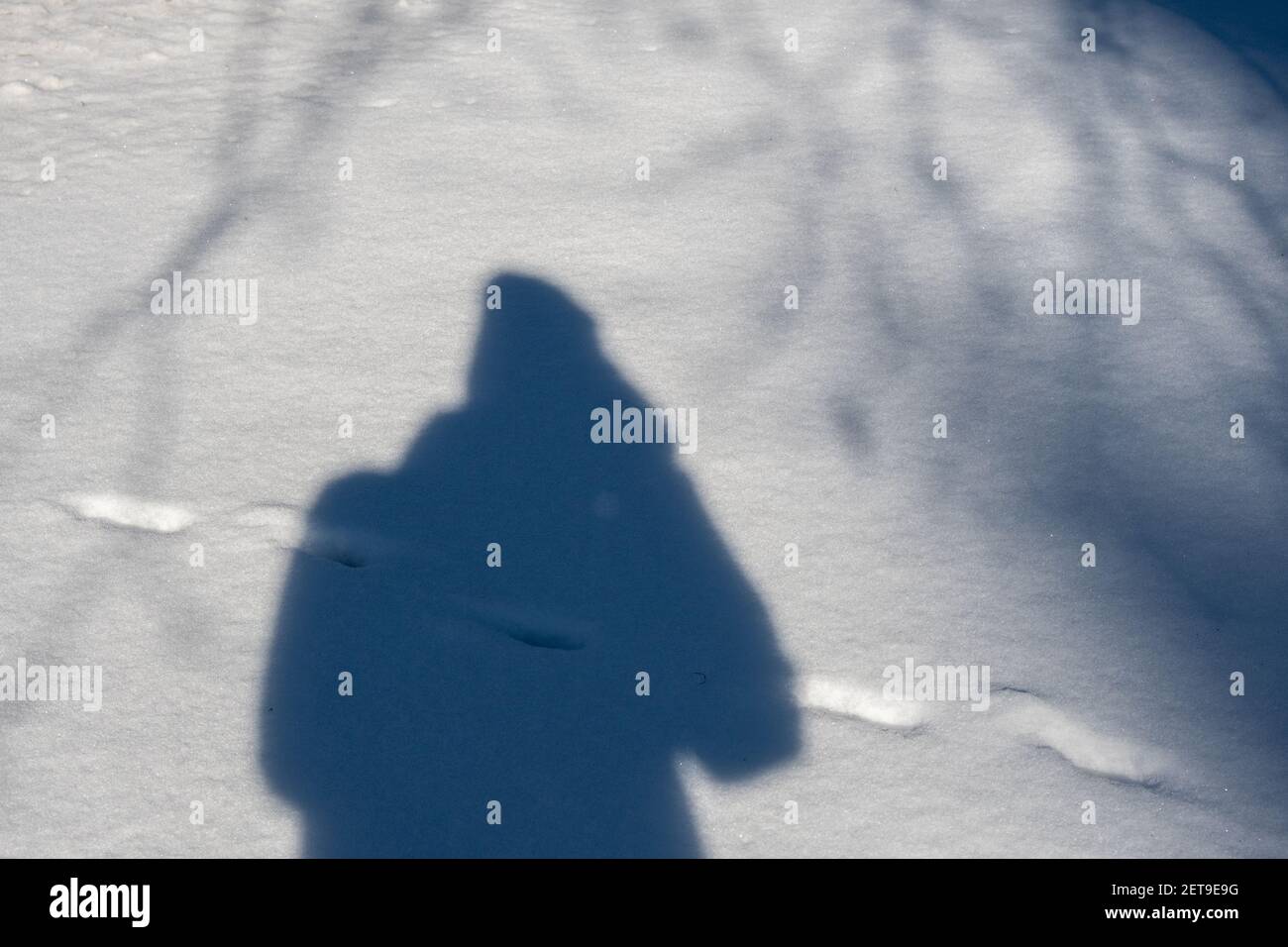silhouette humaine dans la neige avec des marches Banque D'Images
