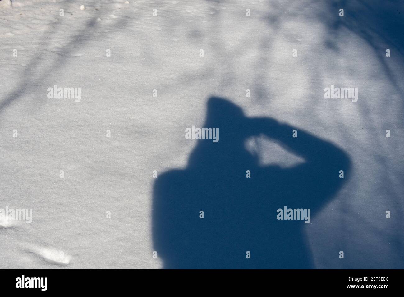 silhouette humaine dans la neige avec des marches Banque D'Images