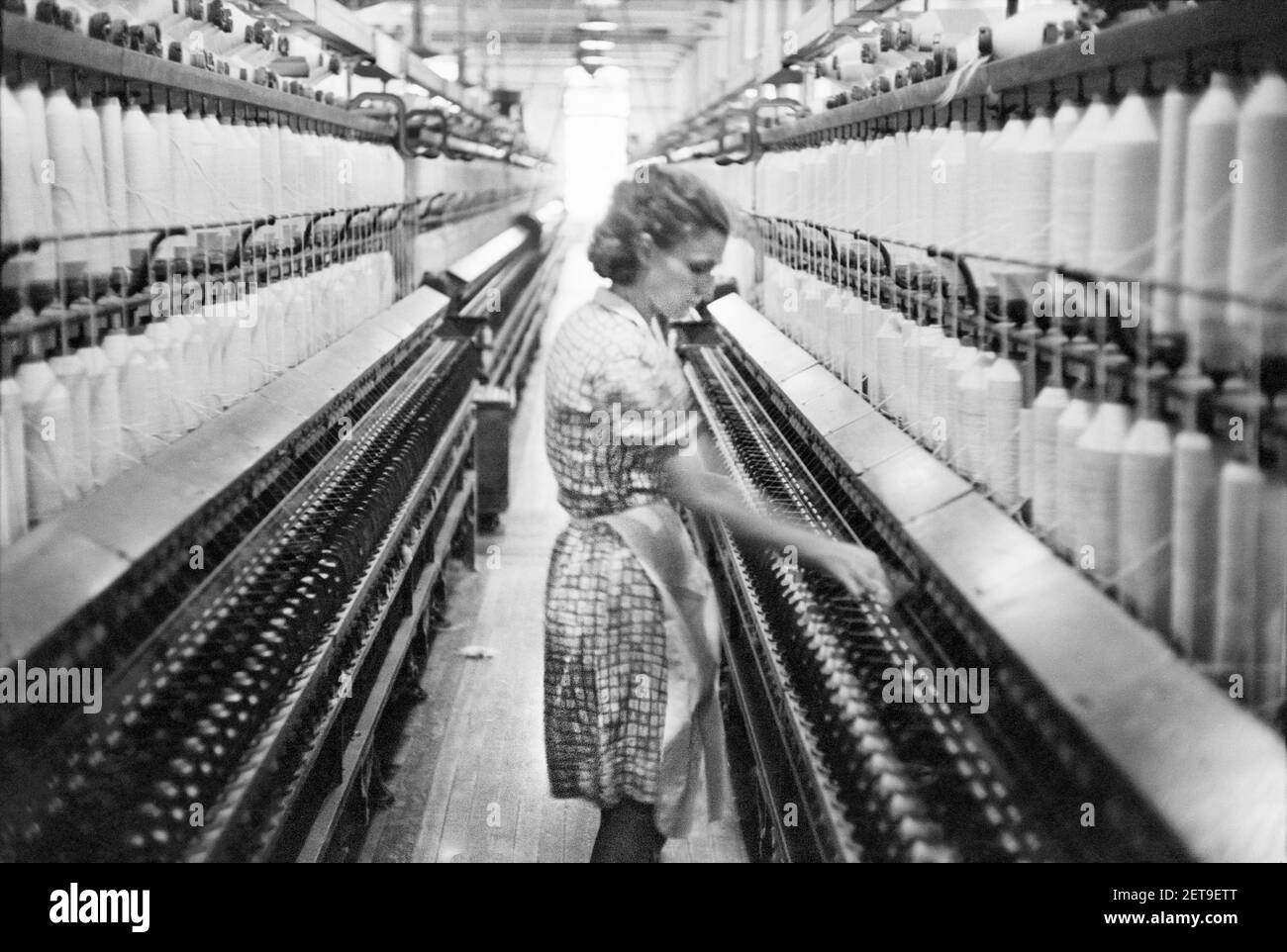 Femme travailleuse à l'usine de coton Mary-Leila, Greensboro, Géorgie, États-Unis, Jack Delano, U.S. Office of War information, octobre 1941 Banque D'Images