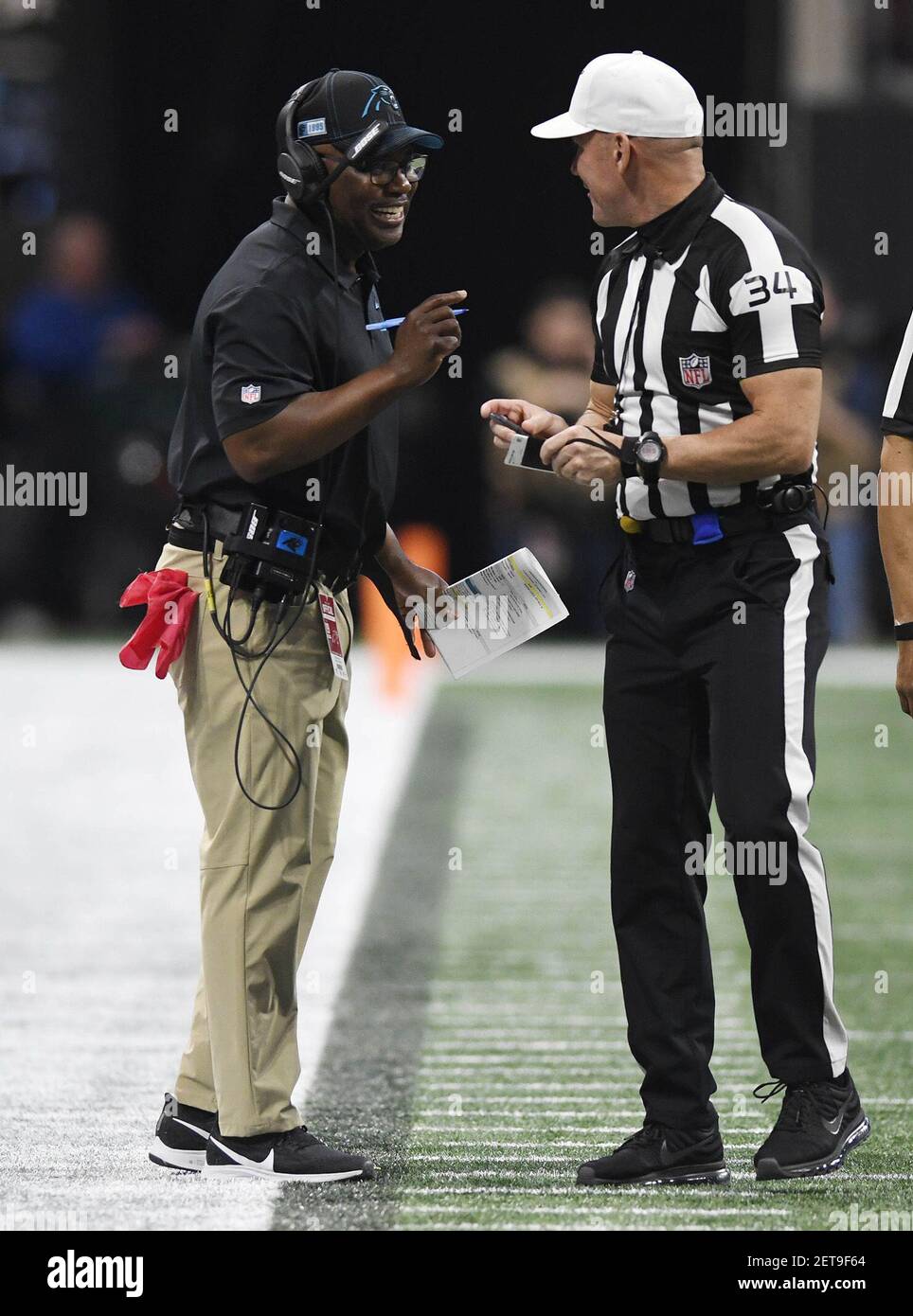 Perry Fewell, entraîneur-chef intérimaire de Carolina Panthers, s'entretient avec l'arbitre Clete Blakeman (34) après avoir remporté un défi d'entraîneur contre les Atlanta Falcons au cours de la première moitié, le dimanche 8 décembre 2019, au stade Mercedes-Benz à Atlanta, en Géorgie (photo de David T. Foster III/Charlotte observer/TNS/Sipa USA) Banque D'Images