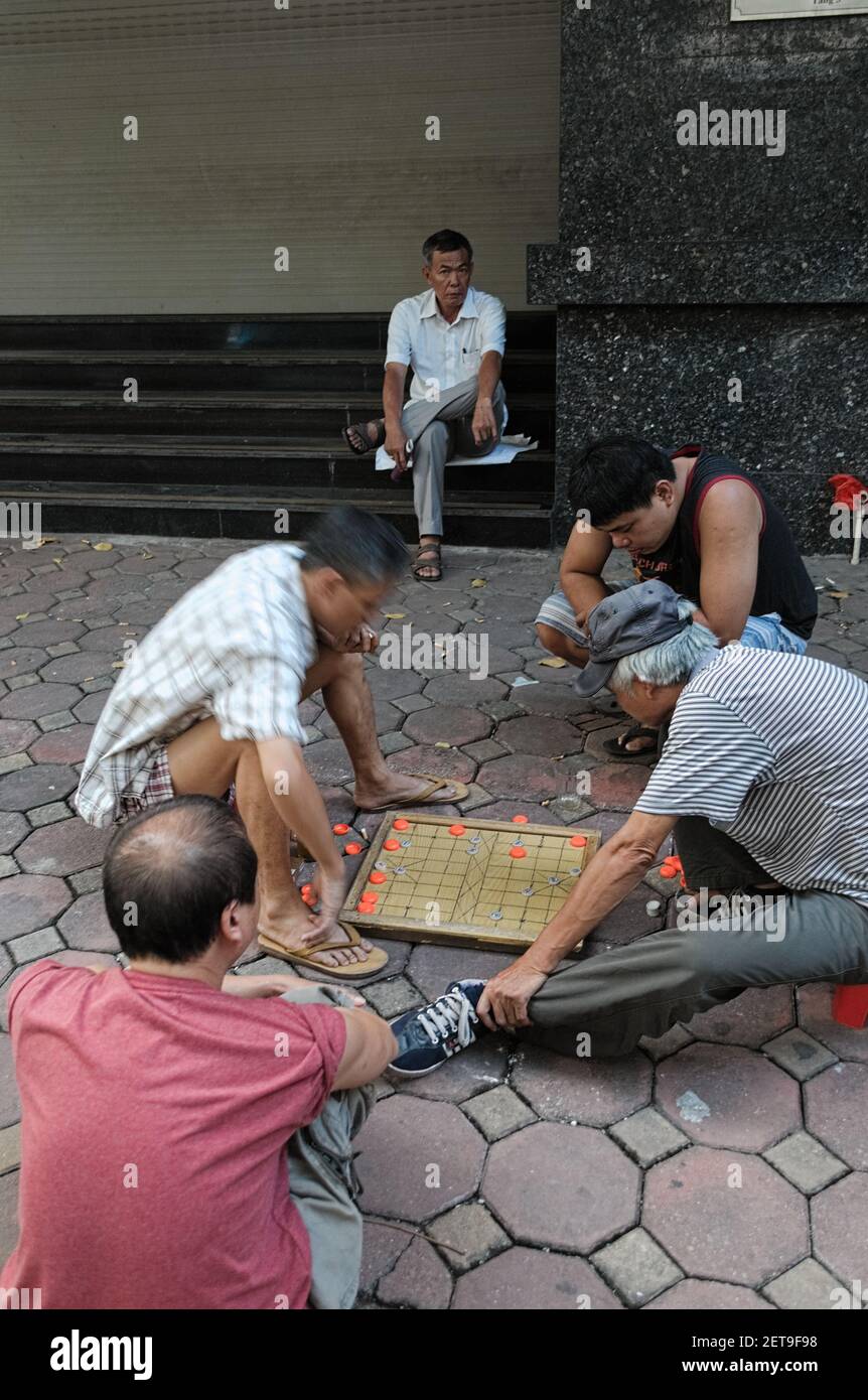 Hanoi, Vietnam - septembre, 2015: Les hommes jouent au jeu d'échecs chinois en plein air dans la rue Banque D'Images