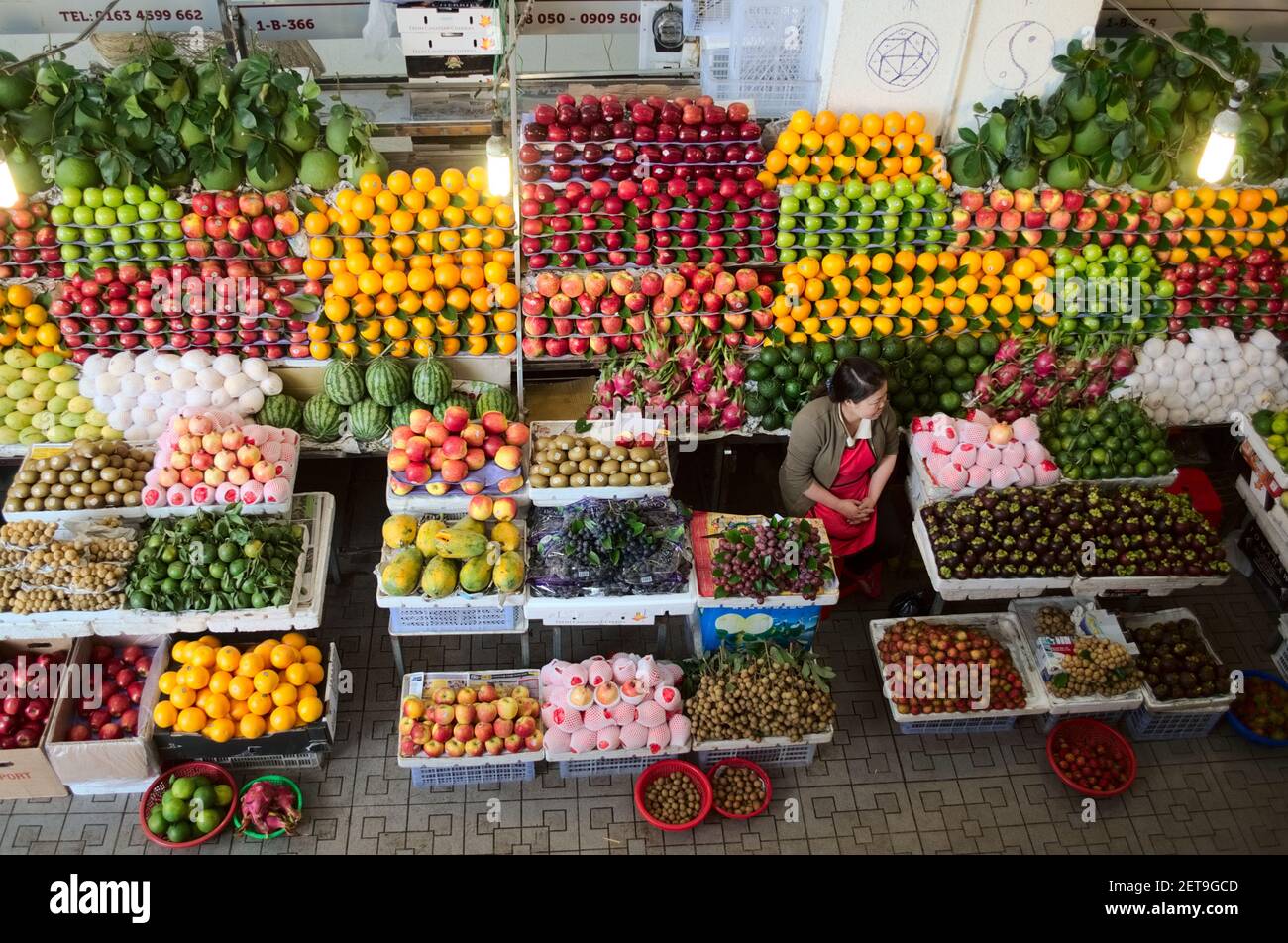 Da Lat, Vietnam - juillet, 2015: Femme vendant une grande variété de fruits dans différentes couleurs sur le marché Banque D'Images