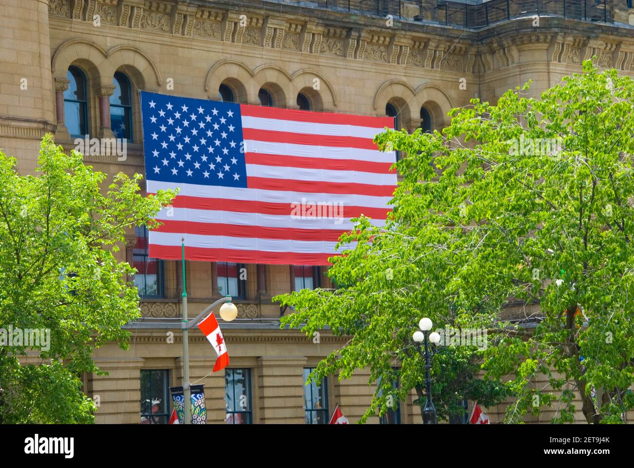 Grand drapeau américain suspendu de l'édifice, Ottawa, Ontario, Canada Banque D'Images