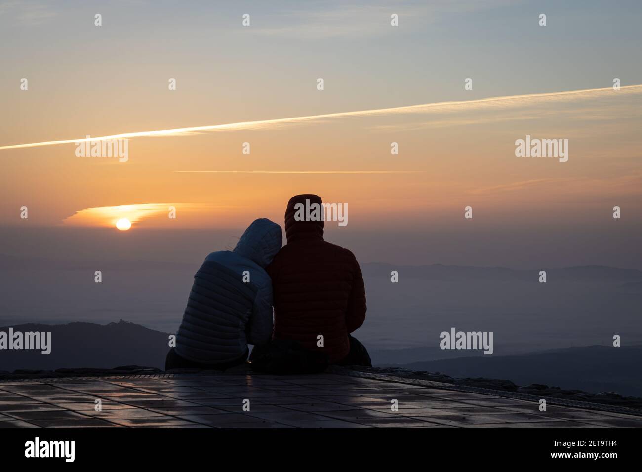 Couple regardant le lever de soleil incroyable depuis le sommet de la Mola Mountain dans le parc naturel de Sant Llorenc del Munt i l'Obac, Valles Occidental, Catalon Banque D'Images