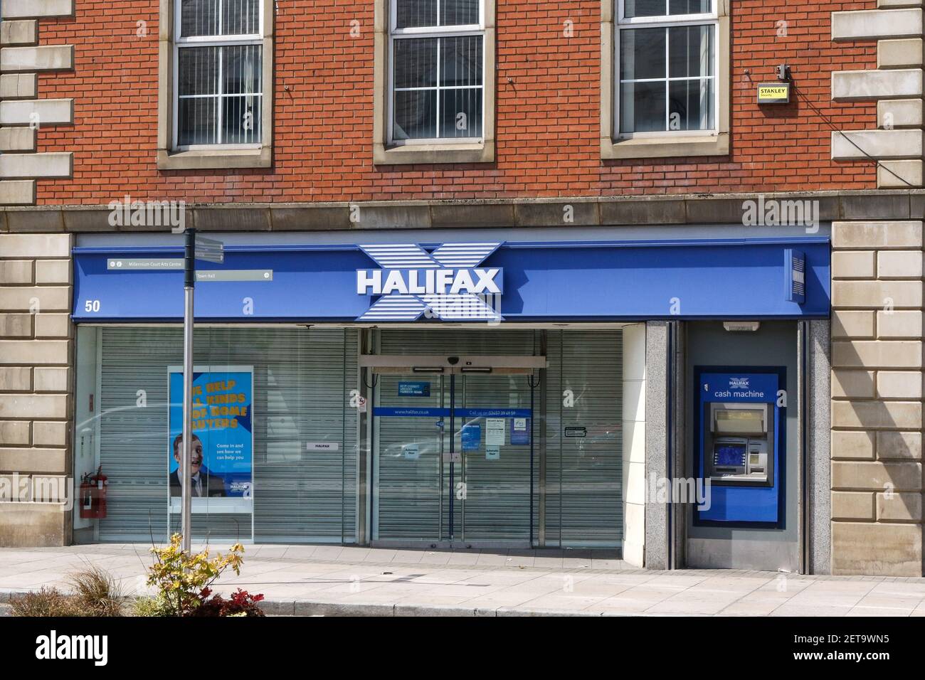 Façade en verre et guichet automatique à High Street Bank dans une ville rurale d'Irlande du Nord. La marque et la succursale de la banque Halifax à Portatown County Armagh. Banque D'Images