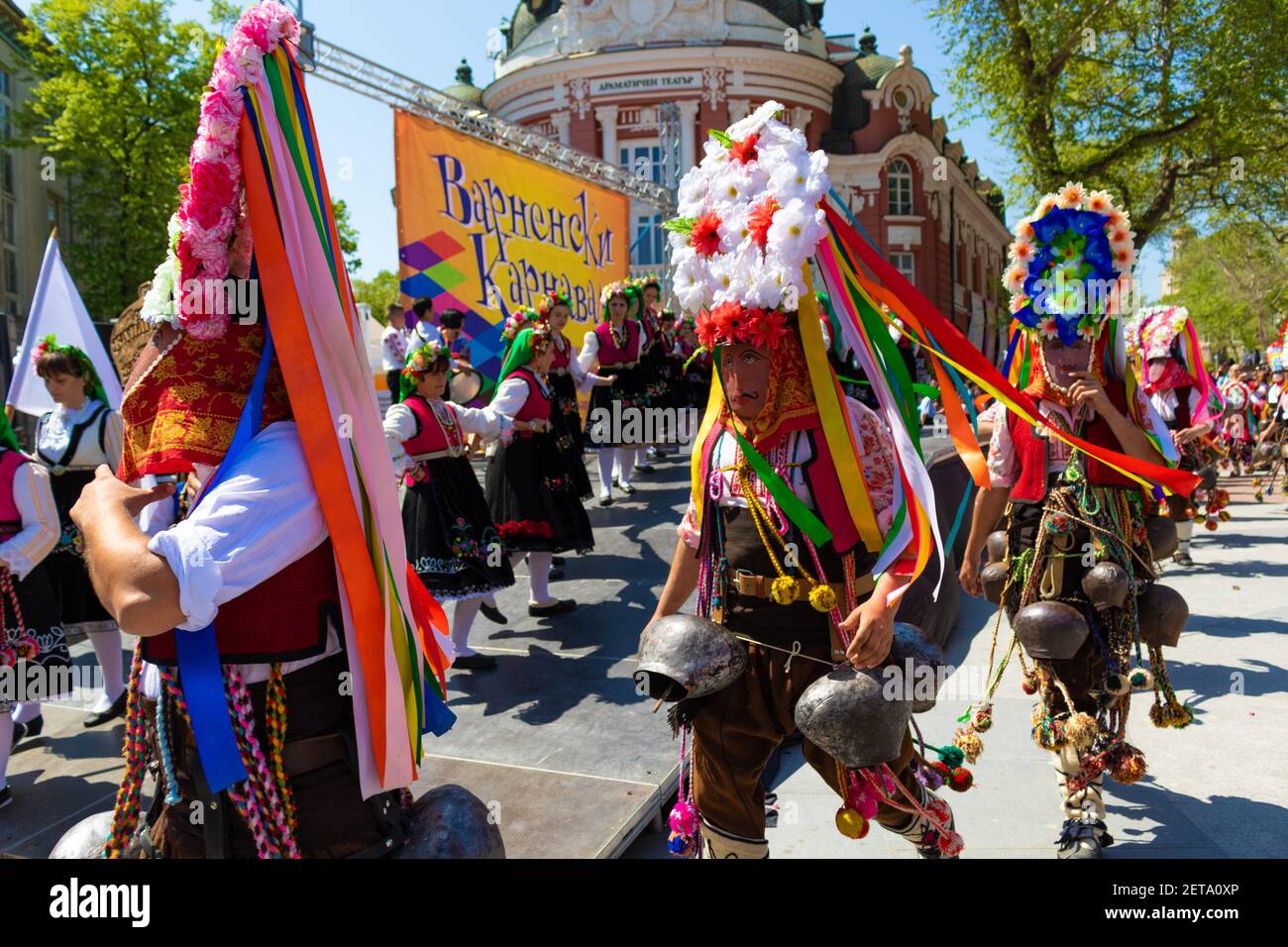 Bulgare Kukeri à Varna Carnival.Kukeri sont des hommes bulgares en costume élaboré, qui exécutent des rituels traditionnels destinés à effrayer les mauvais esprits. Banque D'Images