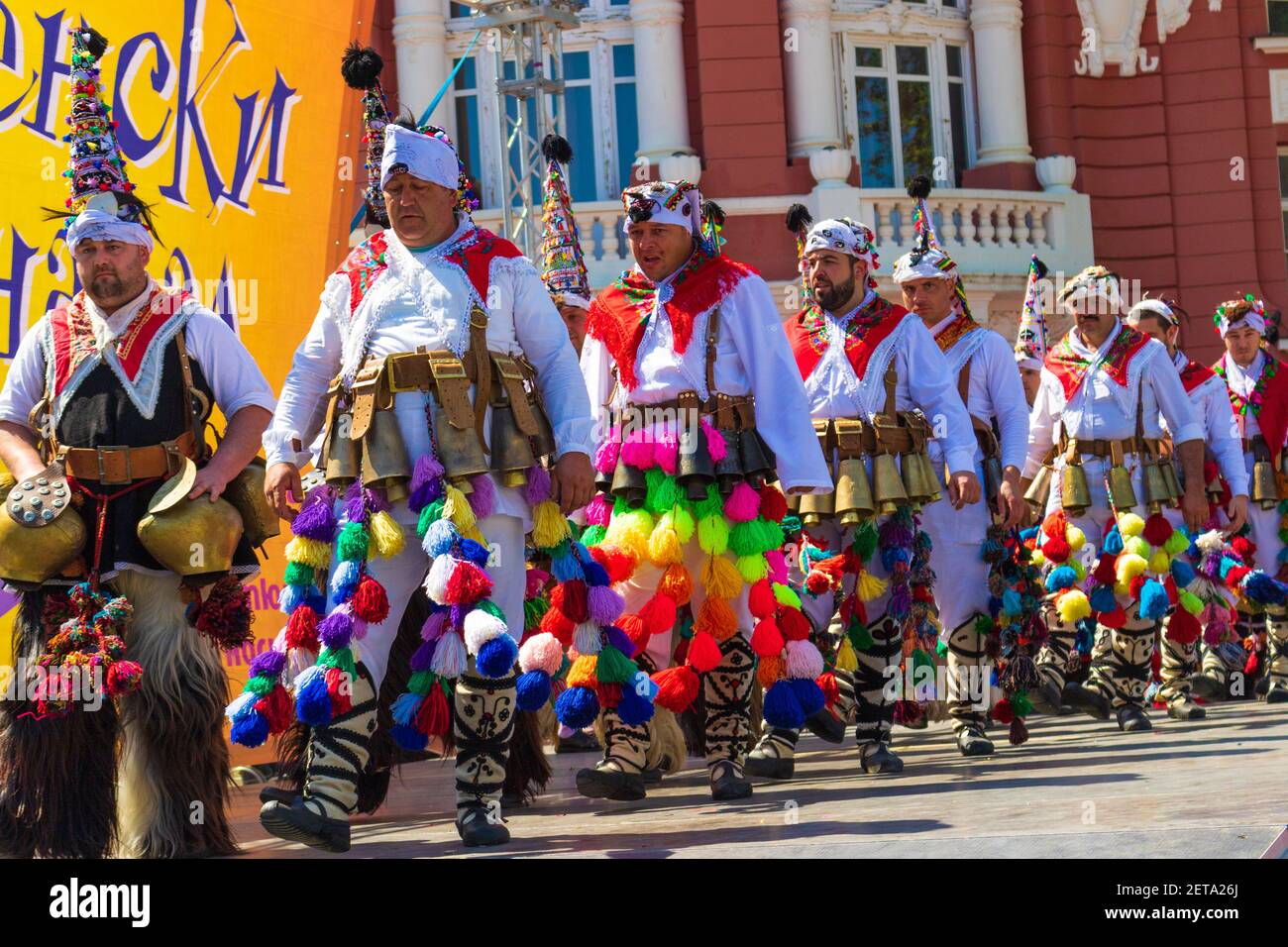 Bulgare Kukeri à Varna Carnival.Kukeri sont des hommes bulgares en costume élaboré, qui exécutent des rituels traditionnels destinés à effrayer les mauvais esprits. Banque D'Images