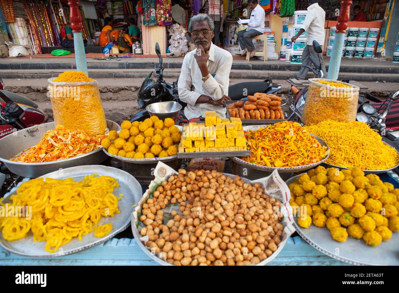 Vendeur de produits sucrés et de chaat sur le marché de Bijapur Banque D'Images