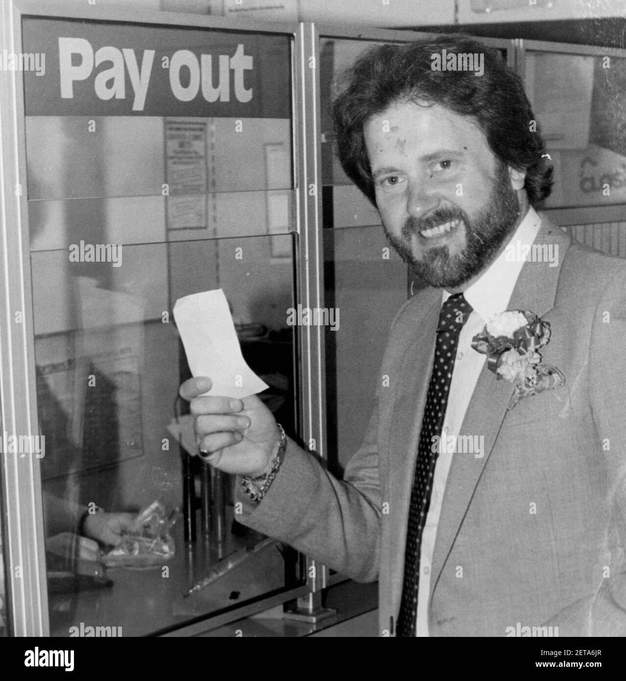 MIKE HANCOCK CÉLÈBRE SA VICTOIRE POUR LE SDP LORS DE L'ÉLECTION PARTIELLE DE PORTSMOUTH SOUTH EN 1984., ET RÉCUPÈRE SES GAINS AUPRÈS DE LADBROKES APRÈS AVOIR FAIT UN PARI DE £200 À 6-1 POUR LUI PERMETTRE DE REMPORTER L'ÉLECTION PAR. PIC MIKE WALKER, M. ET Y. PORTSMOUTH. Banque D'Images