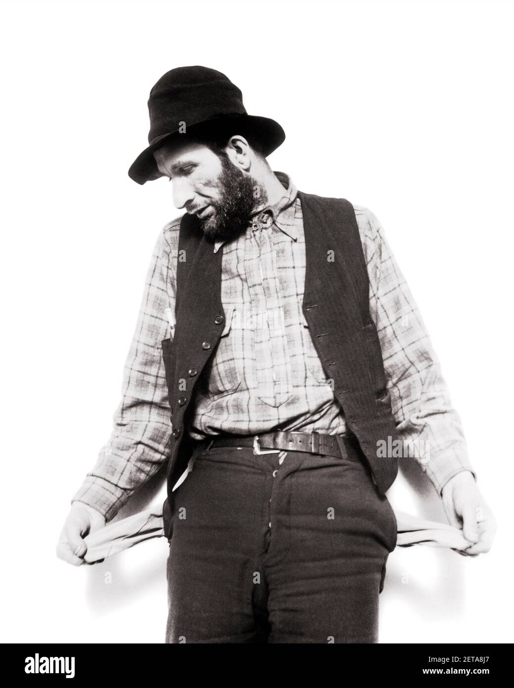 ANNÉES 1930 DÉPRESSION ERA PERSONNAGE HOMME DÉCHIQUETÉ VÊTEMENTS BARBE MONTRANT SON VIDE POCHES - C751 HAR001 HARS CARRIÈRE S'INQUIÉTER DE STYLE DE VIE ACTEUR EMPLOIS MOODY PAUVRES MONTRANT LA VIE RURALE À LA MAISON POCHES DE COPIE ESPACE PLEINE LONGUEUR DEMI-PERSONNES CARACTÈRE BIENVEILLANT LES HOMMES RISQUENT PROFESSION DIVERTISSEMENT SPIRITUALITÉ LES EXPRESSIONS DU GILET TROUBLÉ B&W D'ÂGE MOYEN ONT CONCERNÉ TRISTESSE HOMME D'ÂGE MOYEN MOUSTACHE ARTS DE LA SCÈNE COMPÉTENCE MÉTIER DE CATASTROPHE COMPÉTENCES SON INTERPRÈTE MOUSTACHES CARRIÈRES TRAVAIL EMPLOI ENTERTAINER SOINS DU VISAGE HUMEUR OCCUPATIONS POLITIQUE CONCEPTUEL GLUM LES ACTEURS ÉCHAPPENT AU MAILLOT À CARREAUX DES EMPLOYÉS DÉFAVORISÉS Banque D'Images